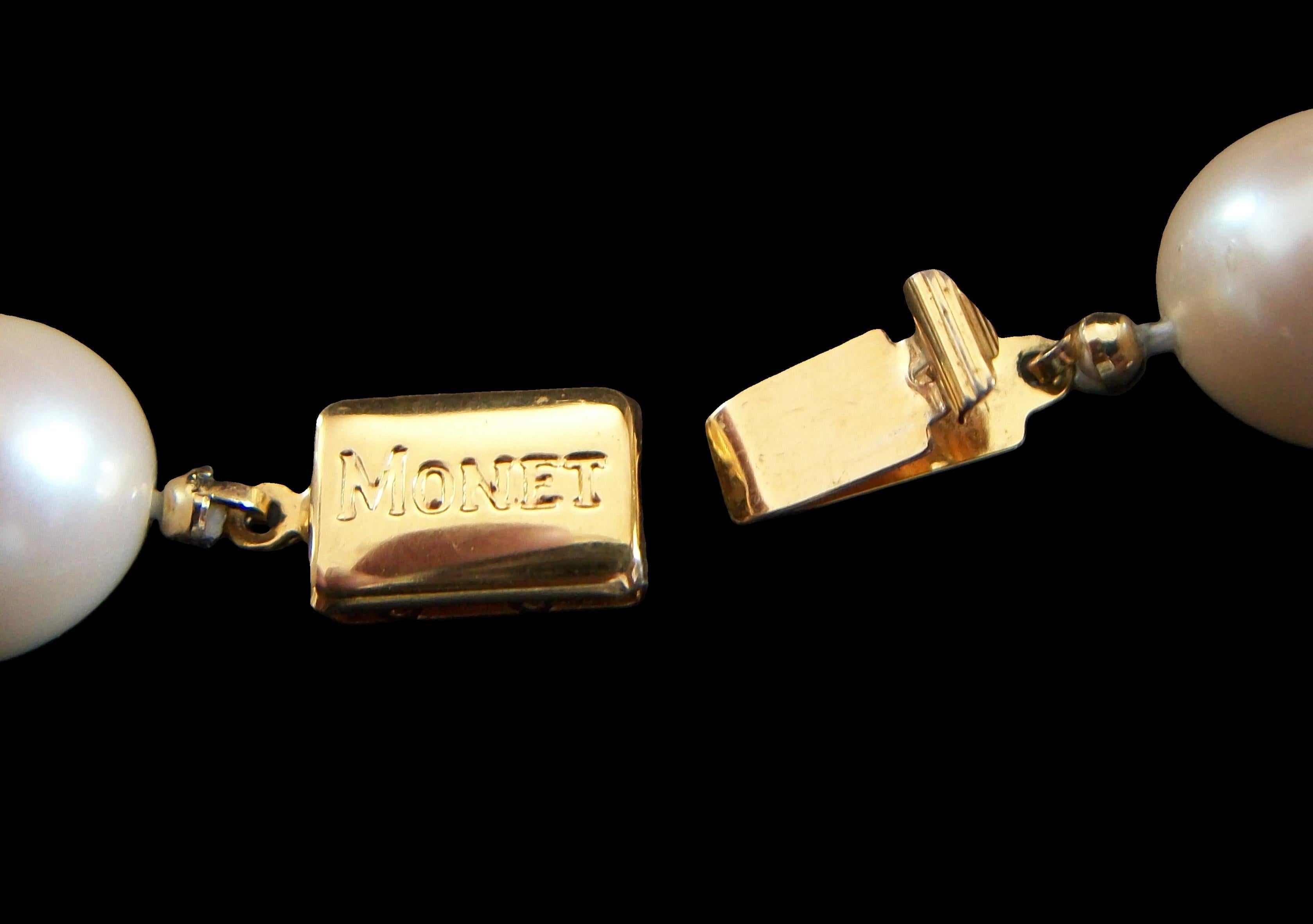 MONET - Vintage 12 mm. Collier de fausses perles - Noué à la main - U.S. - Circa 1980's en vente 1
