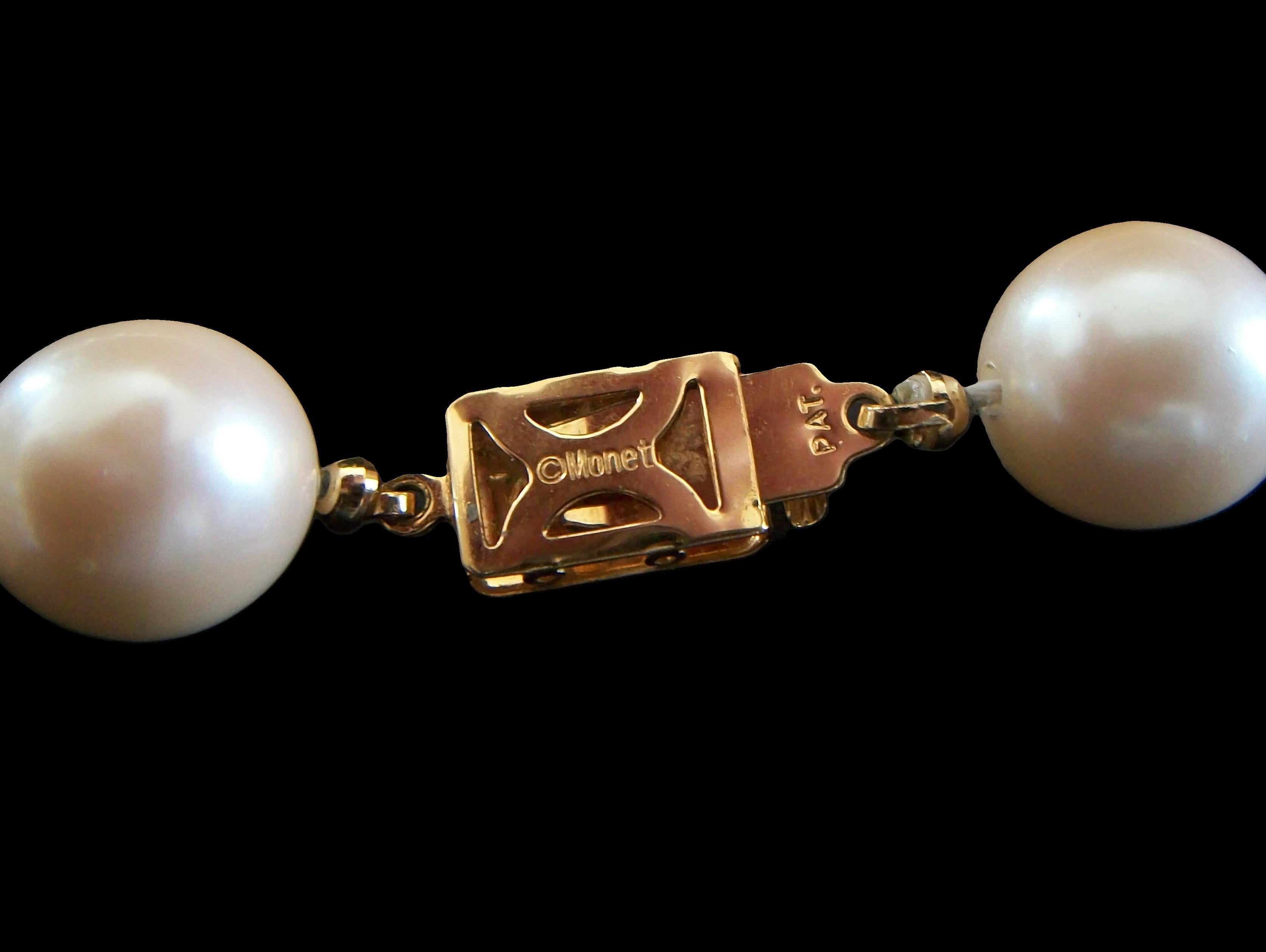 MONET - Vintage 12 mm. Collier de fausses perles - Noué à la main - U.S. - Circa 1980's en vente 2