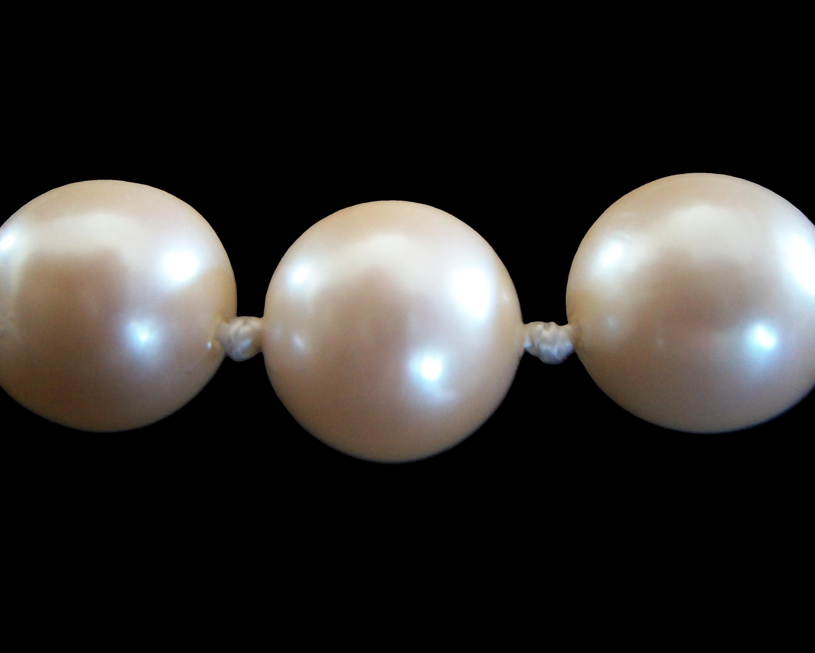 MONET - Vintage 12 mm. Collier de fausses perles - Noué à la main - U.S. - Circa 1980's en vente 3