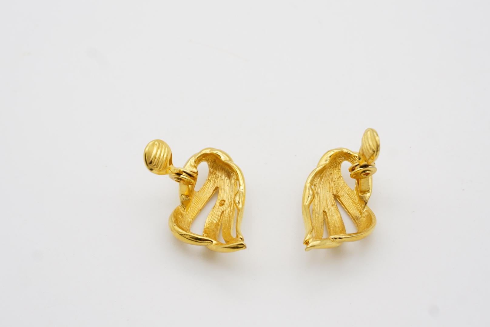 Monet Vintage 1970 Classic ajouré aile feu feuille Elegant Gold Clip Earrings en vente 6