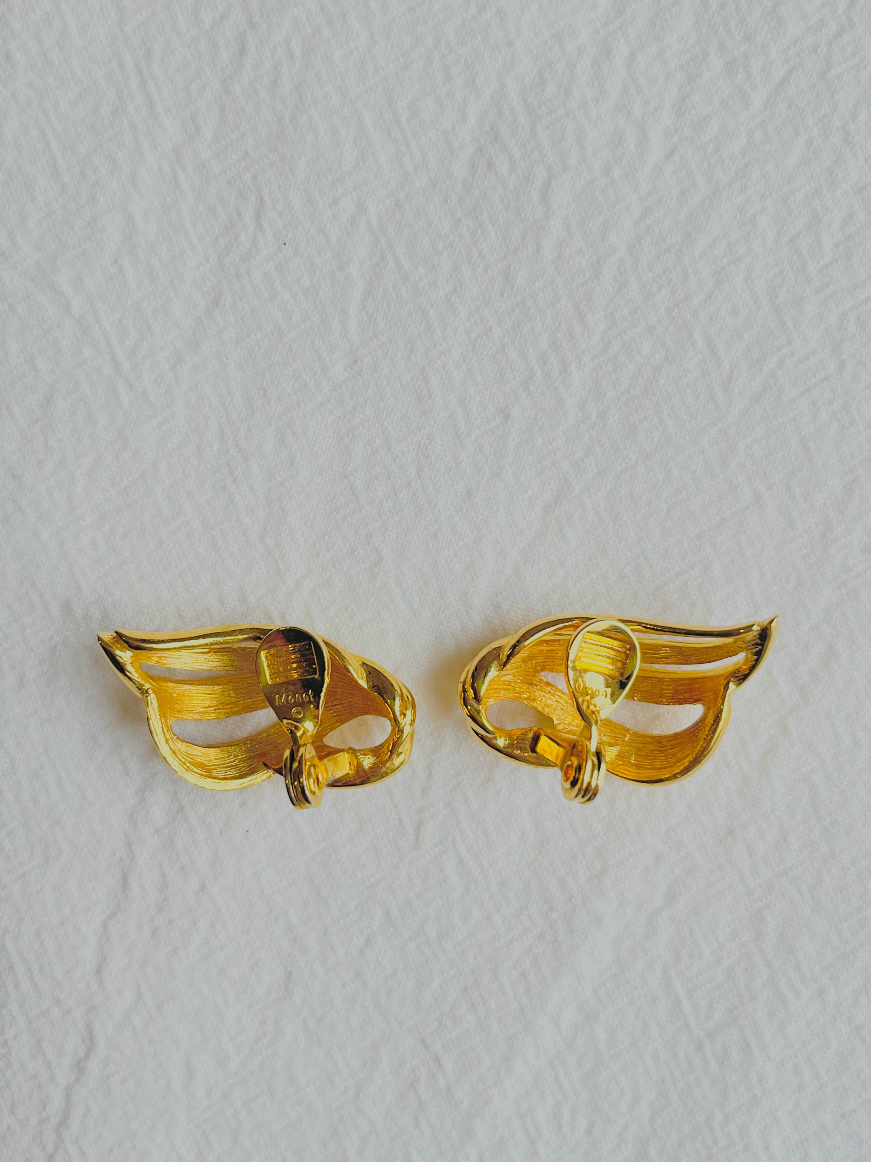 Monet Vintage 1970s Classic Openwork Wing Fire Leaf Elegant Gold Clip Earrings For Sale 5