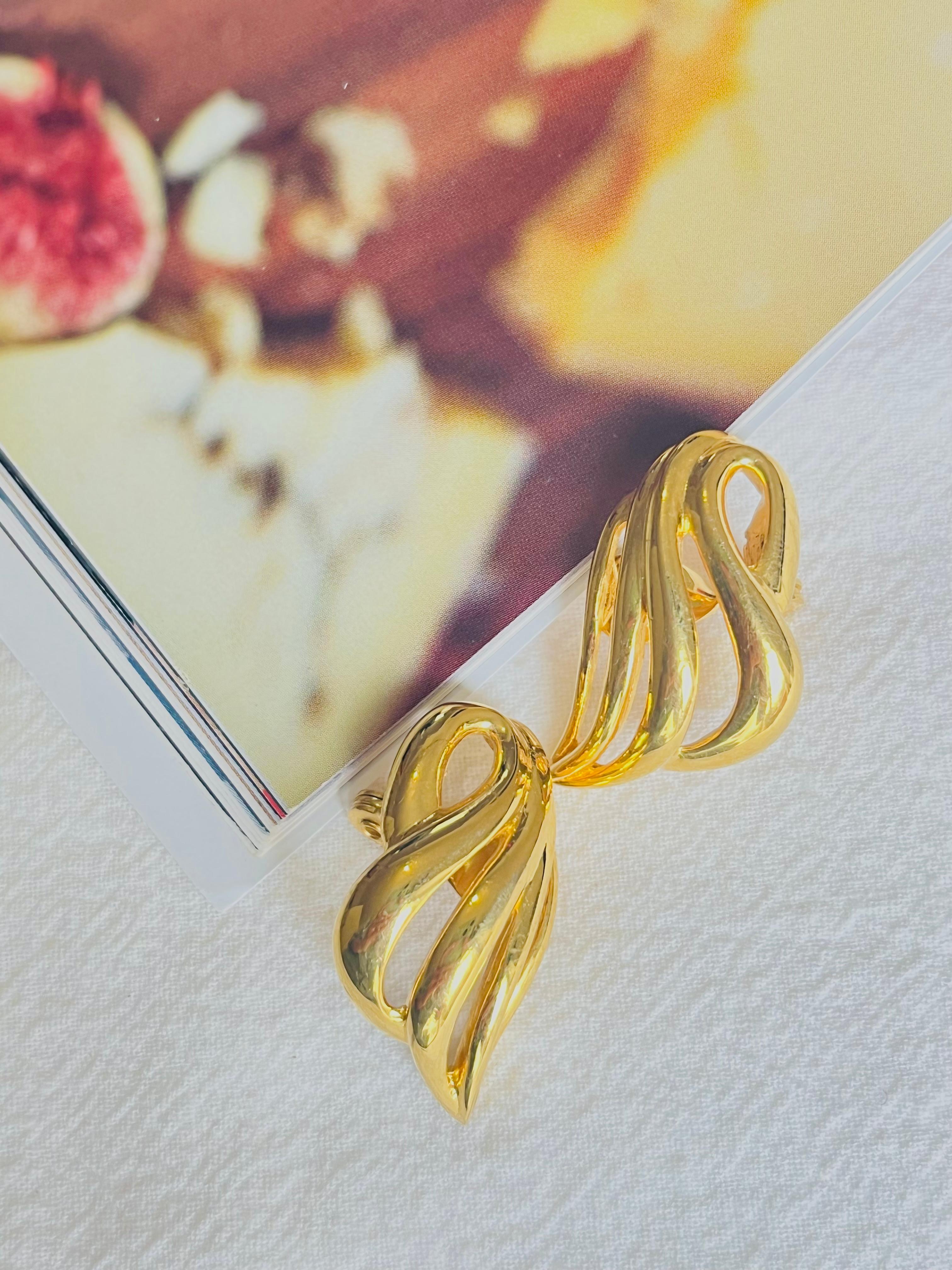 Monet Vintage 1970 Classic ajouré aile feu feuille Elegant Gold Clip Earrings Excellent état - En vente à Wokingham, England