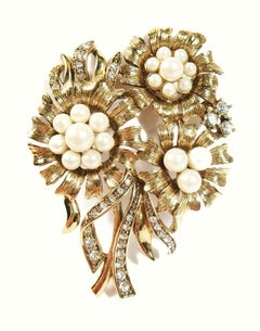 MONET - Vintage Flower Brooch with Pearls & Rhinestones - Signed - Circa 1960's