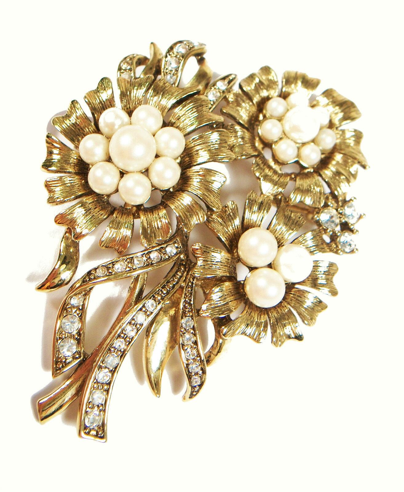 Contemporain MONET - Broche fleur vintage avec perles et strasss, signée, années 1960 en vente