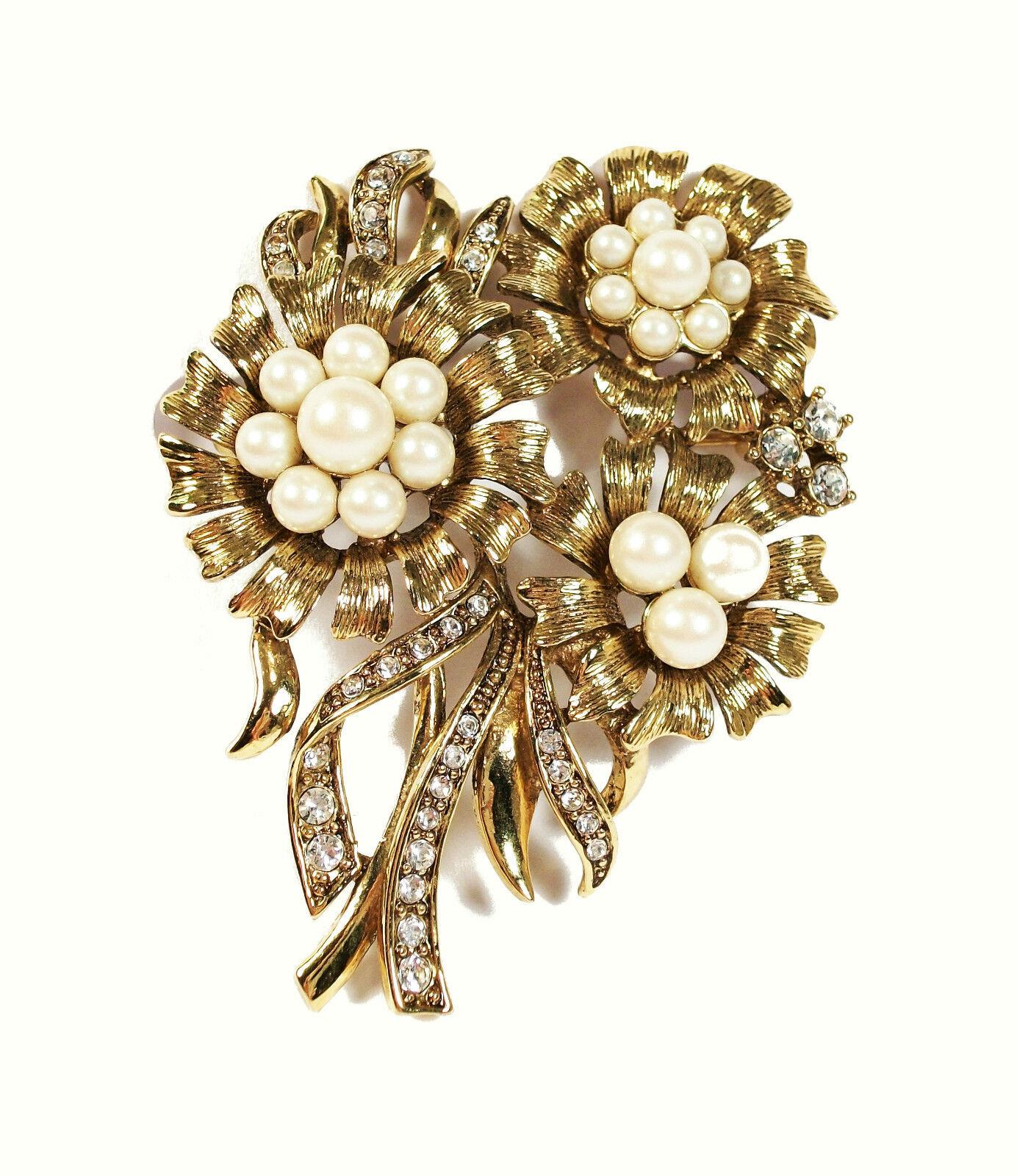 Taille ronde MONET - Broche fleur vintage avec perles et strasss, signée, années 1960 en vente