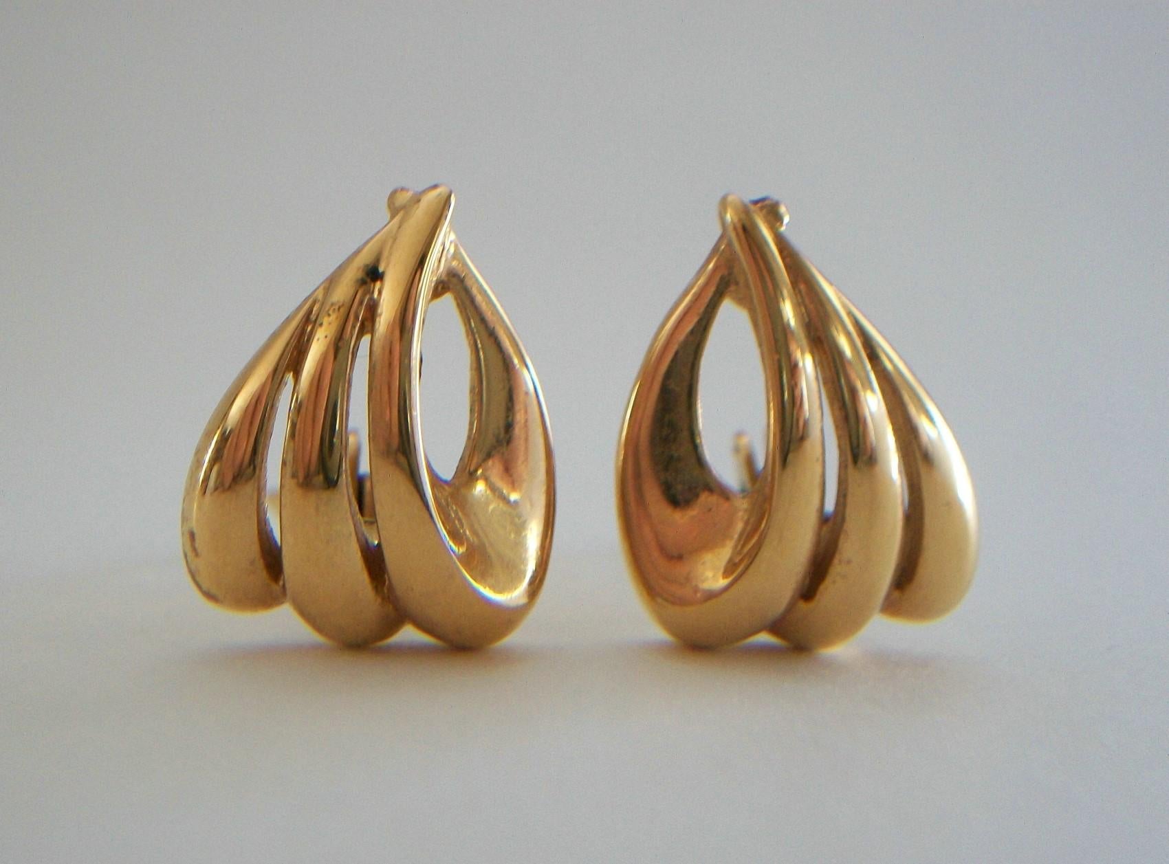 MONET - Vintage pair of gold tone ear clips - finest quality workmanship and details - signed on the side of each ear clip (see photos) - United States - late 20th century.

Excellent / near mint vintage condition - minor scuffs, scratches and
