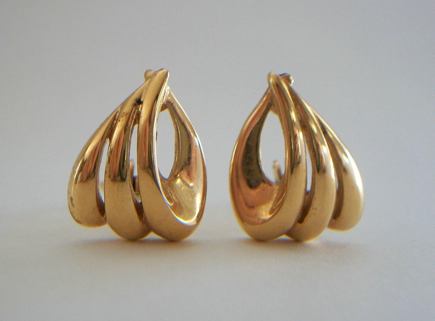 MONET - Par de clips de oreja vintage en tono dorado - mano de obra y detalles de la mejor calidad - firmados en el lateral de cada clip de oreja (ver fotos) - Estados Unidos - finales del siglo XX.

Excelente / casi perfecto estado vintage -