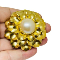 broche de diseño MONET vintage tono oro enorme flor perla de imitación