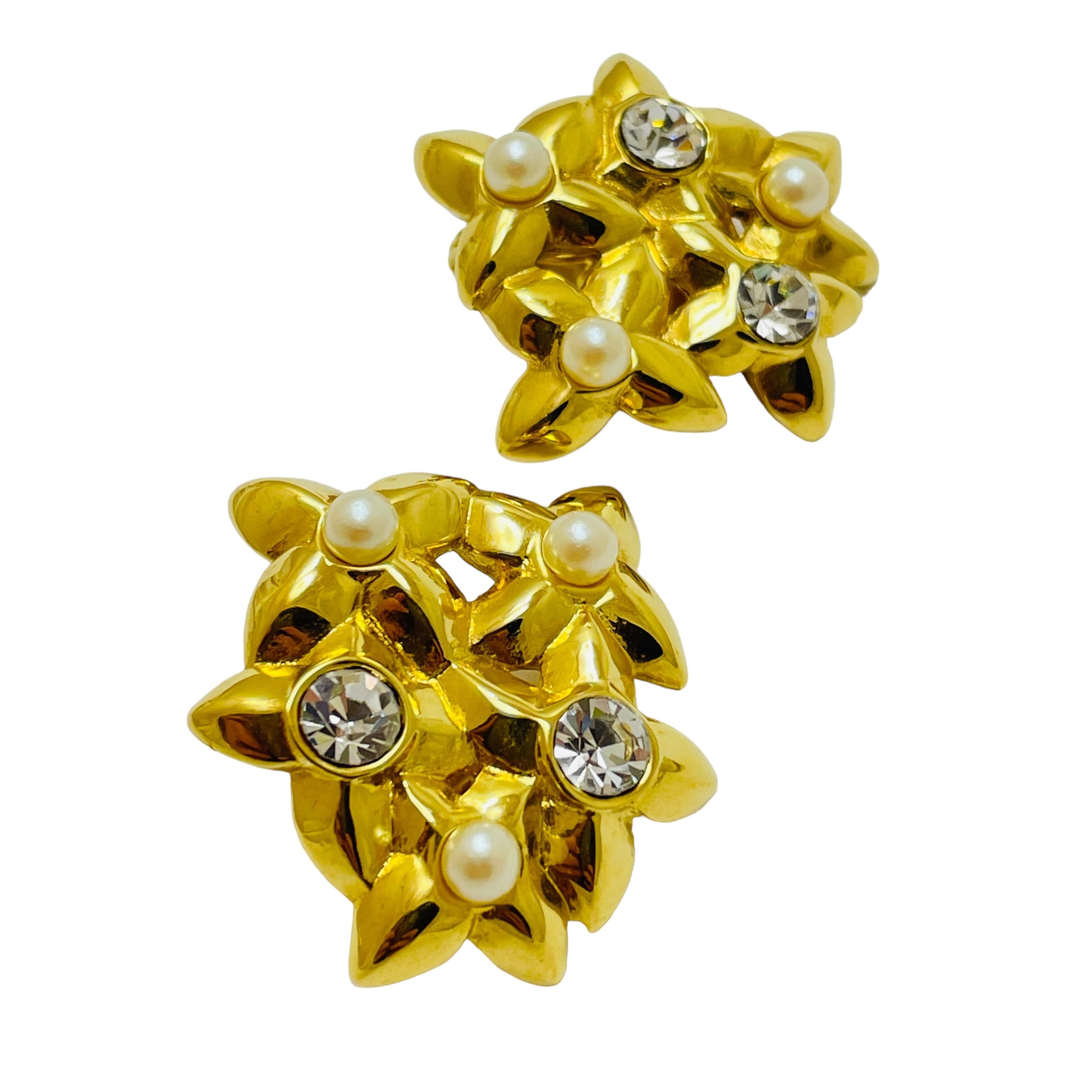 DETAILS

• signed MONET  

• gold tone with faux pearl and rhinestones

• vintage designer earrings

MEASUREMENTS  

• 

CONDITION

•  very good vintage condition with minimal signs of wear 

 Sku 42

❤️❤️  VINTAGE DESIGNER JEWELRY ❤️❤️

❤️❤️ 