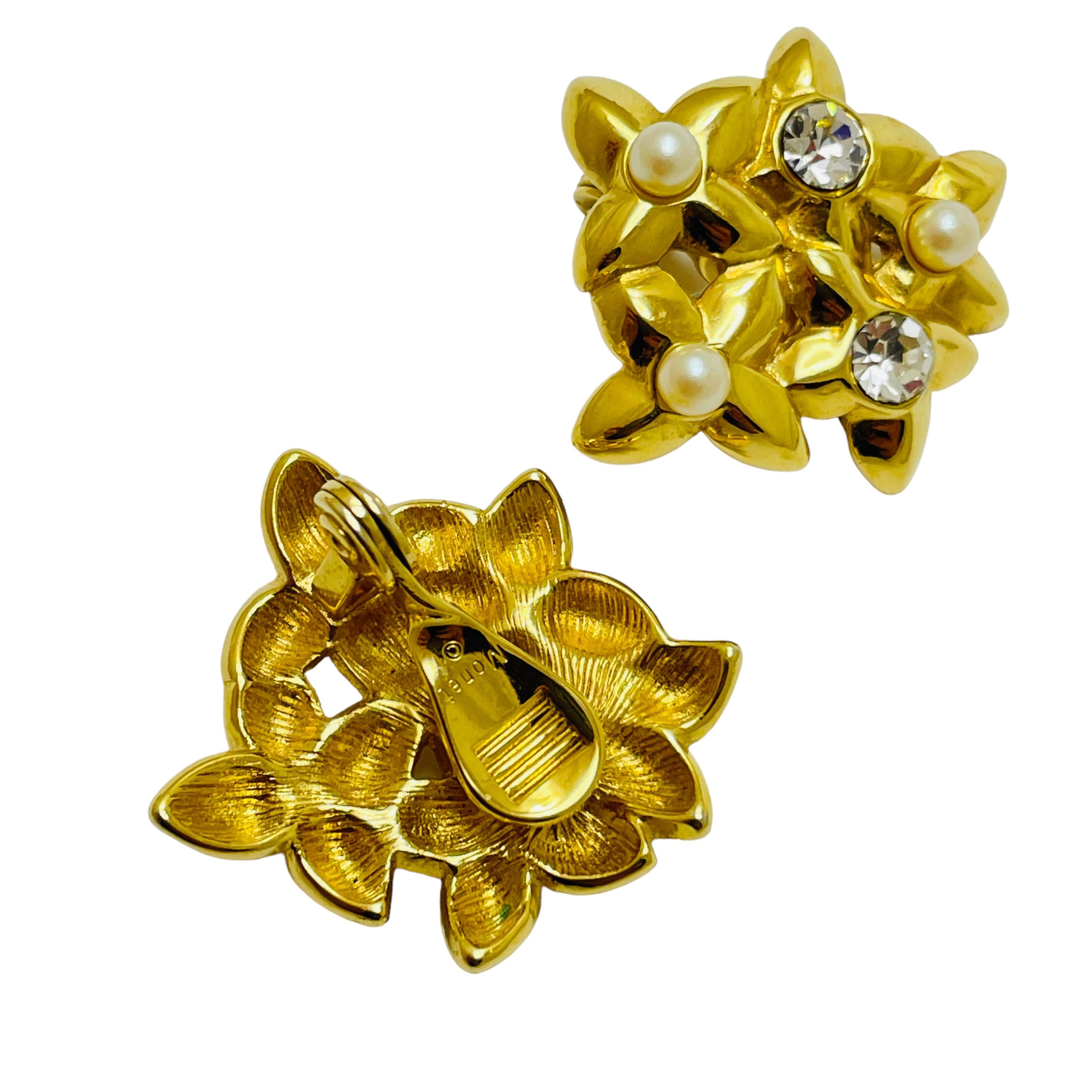 MONET vintage gold tone pearl rhinestones designer clip on earrings In Good Condition For Sale In Palos Hills, IL