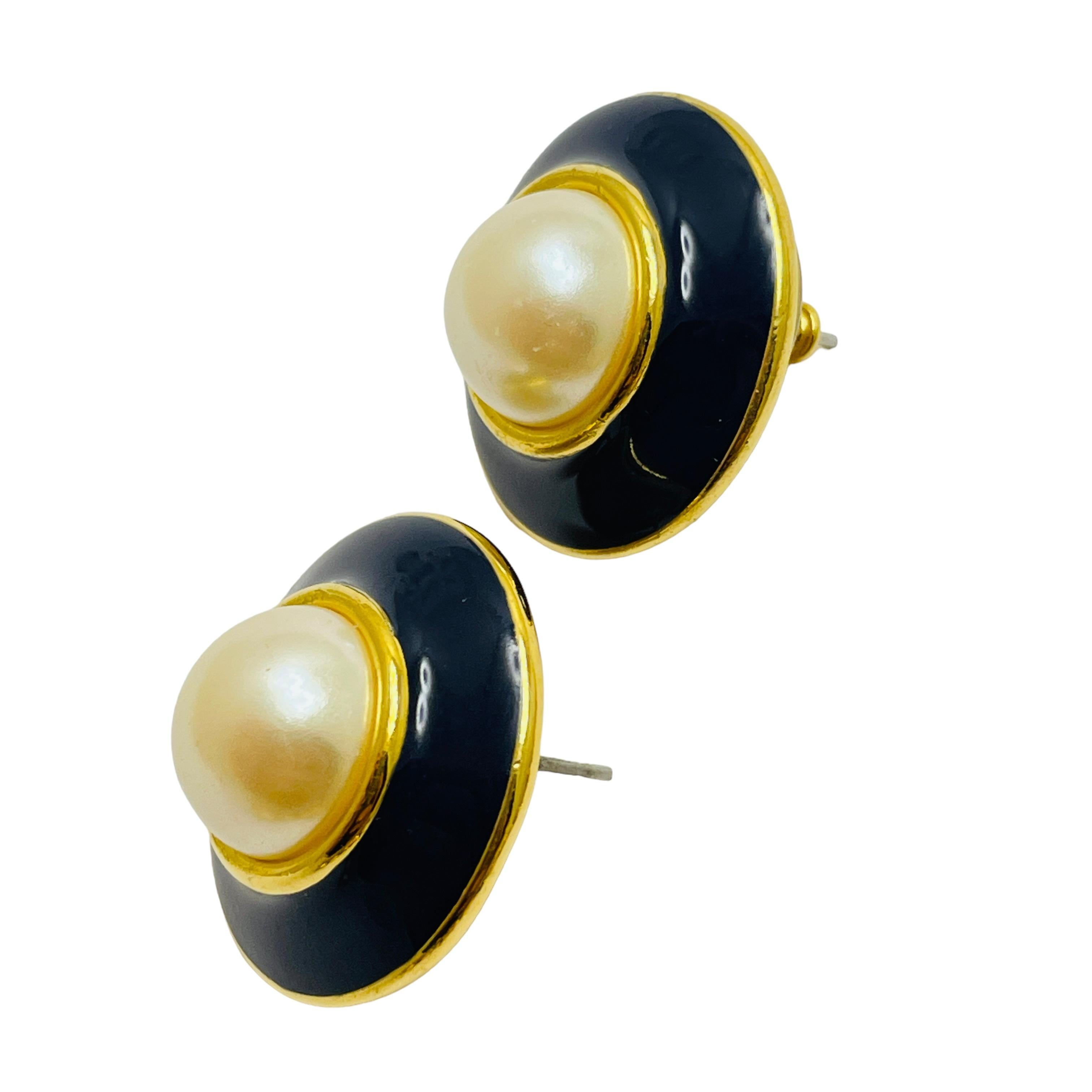 DETAILS

• signed MONET

• gold tone with enamel and faux pearls

• vintage designer earrings

MEASUREMENTS  

• 1
