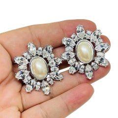 Orecchini a clip firmati Monet vintage in argento con strass e perla