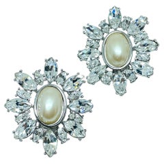 Orecchini a clip firmati Monet vintage in argento con strass e perla