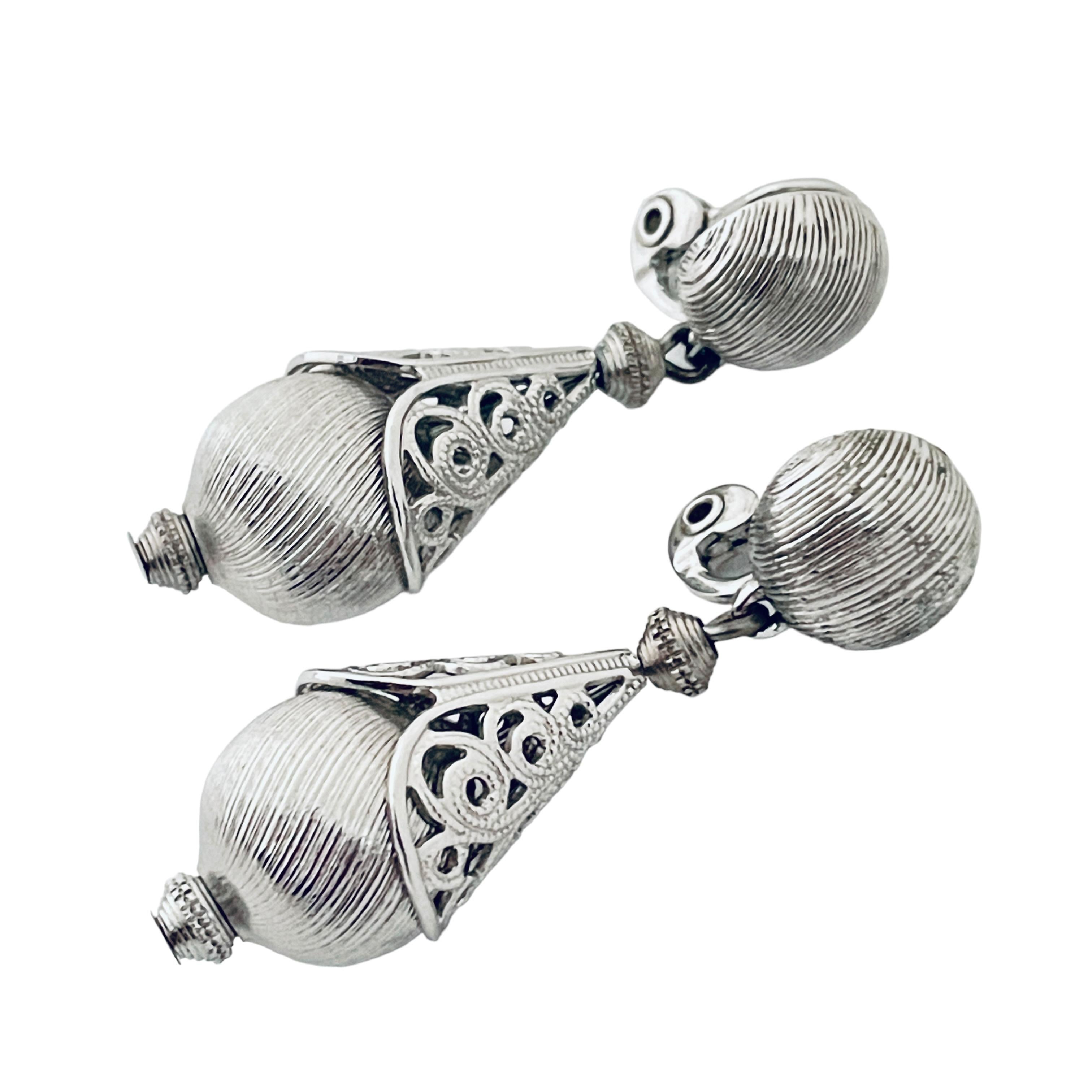 DETAILS

• signed MONET

• silver tone   

• vintage designer earrings

MEASUREMENTS  

• 

CONDITION

•  very good vintage condition with minimal signs of wear 

 Sku 46

❤️❤️  VINTAGE DESIGNER JEWELRY ❤️❤️

❤️❤️  ALEXANDER’S BOUTIQUE  ❤️❤️
