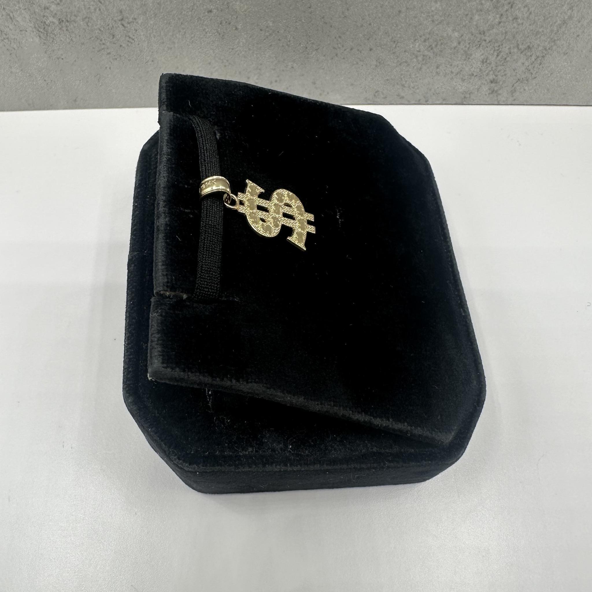 Pendentif signe d'argent en or jaune 14kt - 1g, s'adapte à une petite chaîne, nouvel état Neuf - En vente à West Hempstead, NY