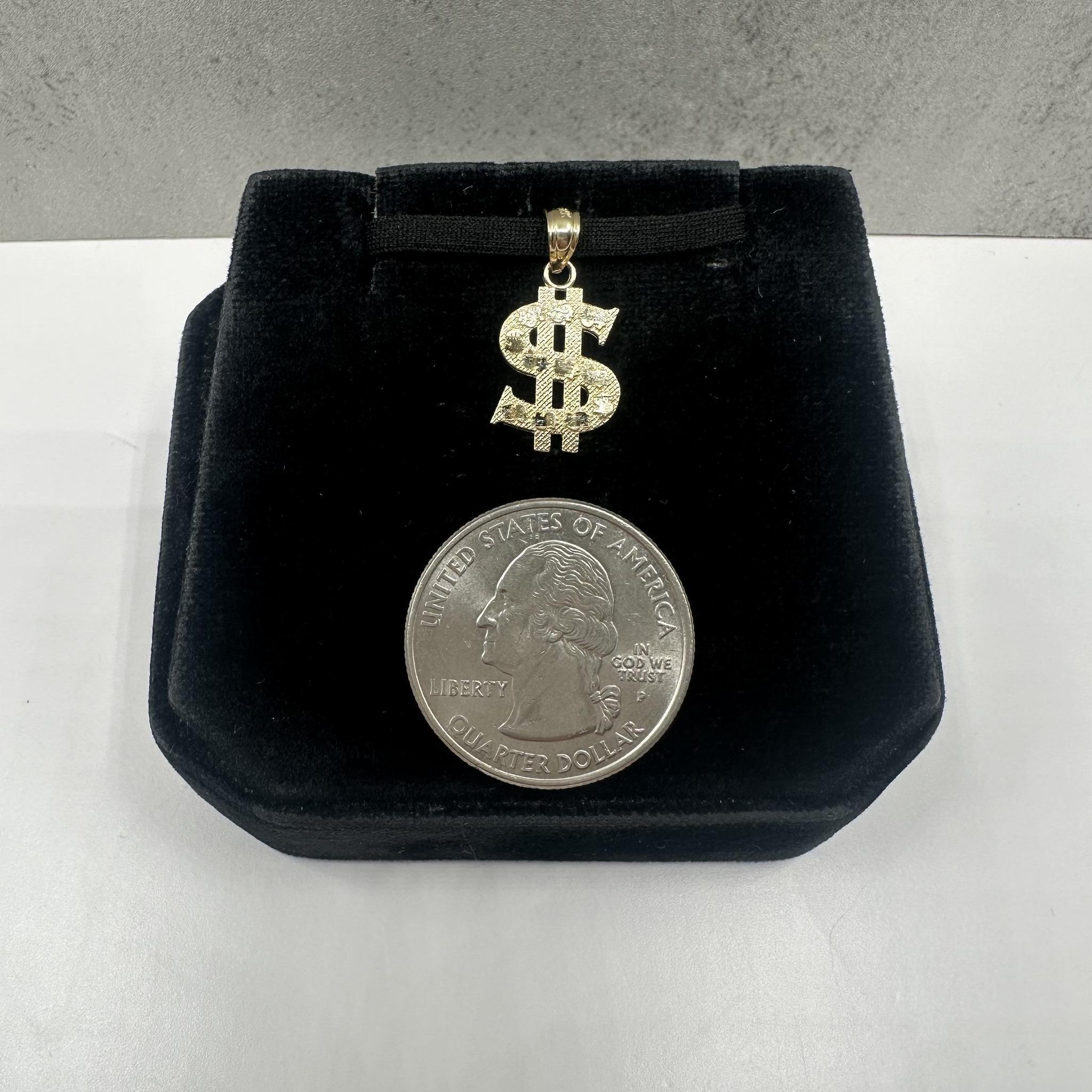 Pendentif signe d'argent en or jaune 14kt - 1g, s'adapte à une petite chaîne, nouvel état Unisexe en vente