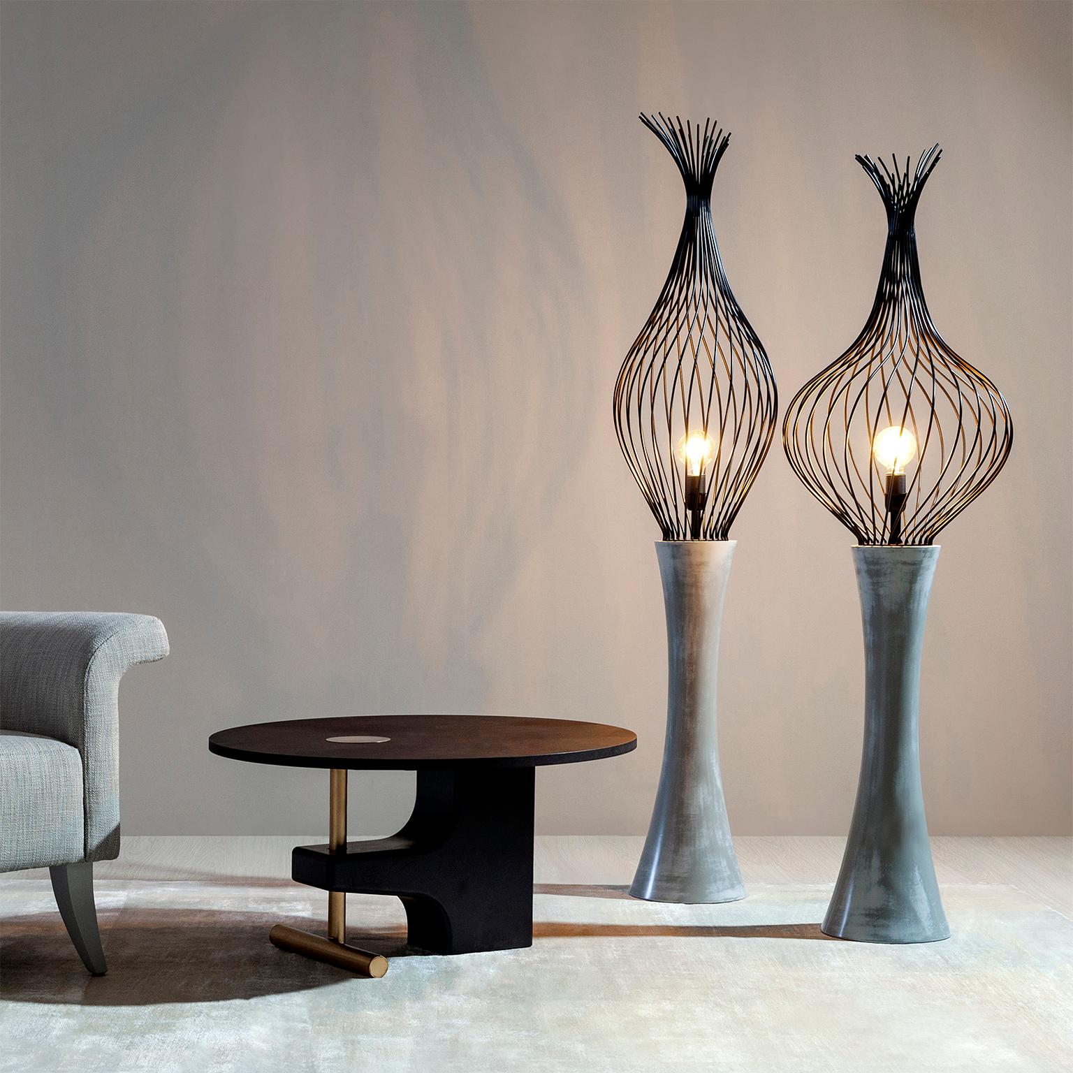 Lampadaire Monforte, Collection S, fabriqué à la main au Portugal - Europe par GF Modern.

Ce lampadaire gris satiné doté d'un abat-jour ovale unique en fil métallique noir est un concept de lumière moderne et crée une ambiance subliminale pour un