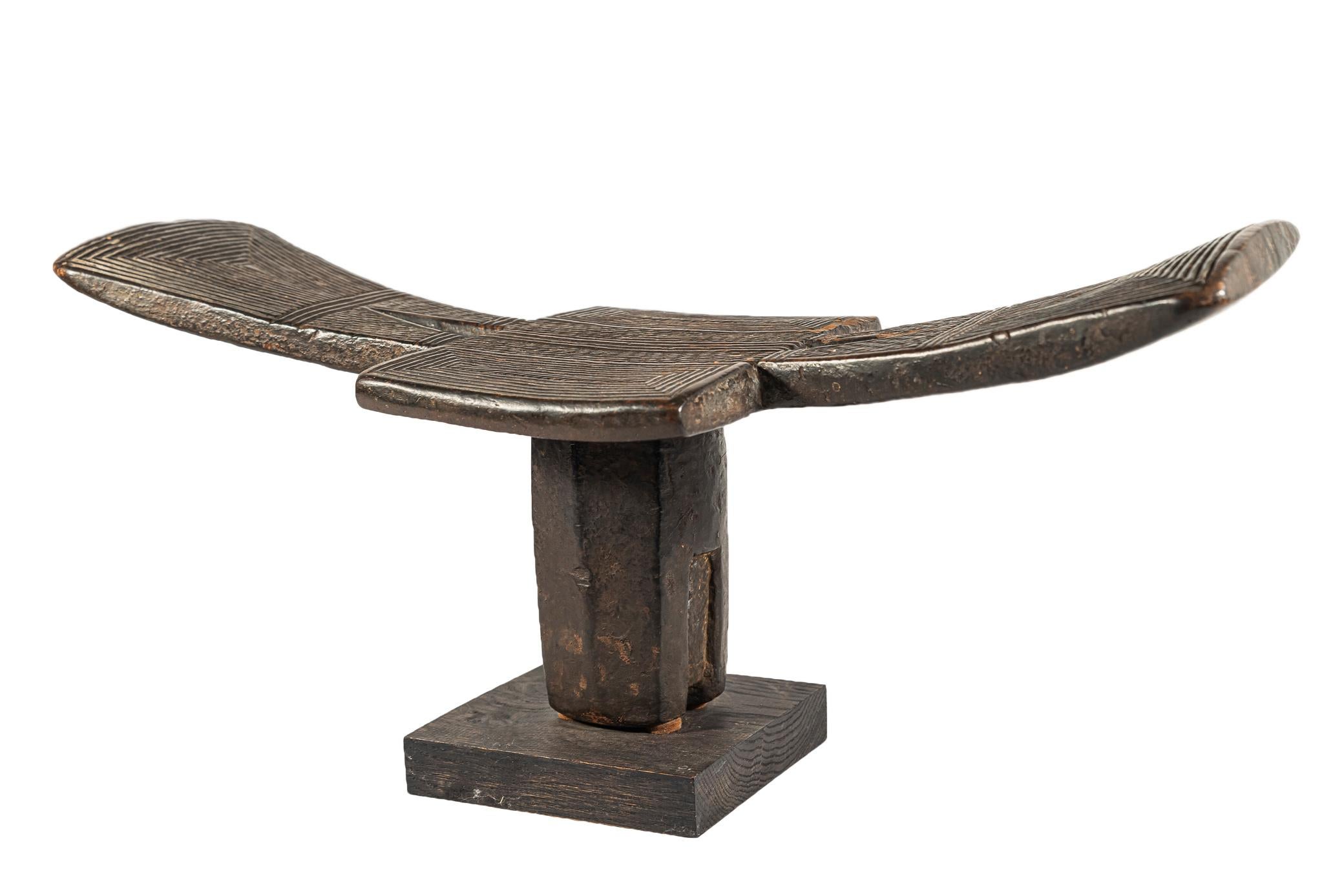 Mongo seating,
Wood with brown patina decorated with geometric incisions,
Democratic Republic of the Congo, early 20th century.

Measures: Height 19 cm, width 58 cm, depth 22 cm.

The Mongo are a population of Central Africa, found in the south of