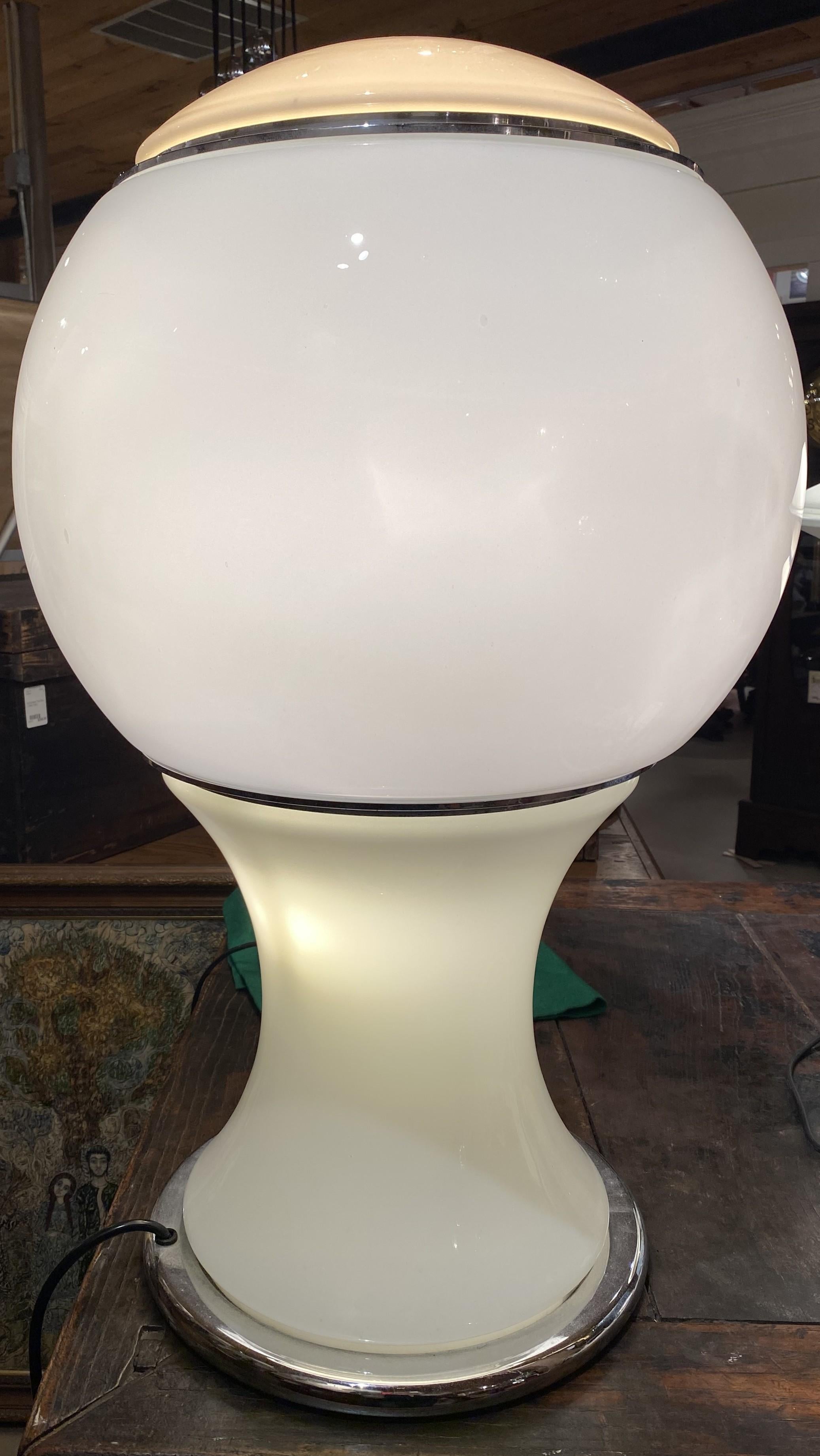 Maravillosa lámpara moderna italiana de gran tamaño Mongolfiera Model 241 de mediados de siglo, diseñada por Gianna Celada para Fontana Arte, con tres luces y pantallas de cristal opalino sobre un marco cromado. El interruptor pulsador permite la