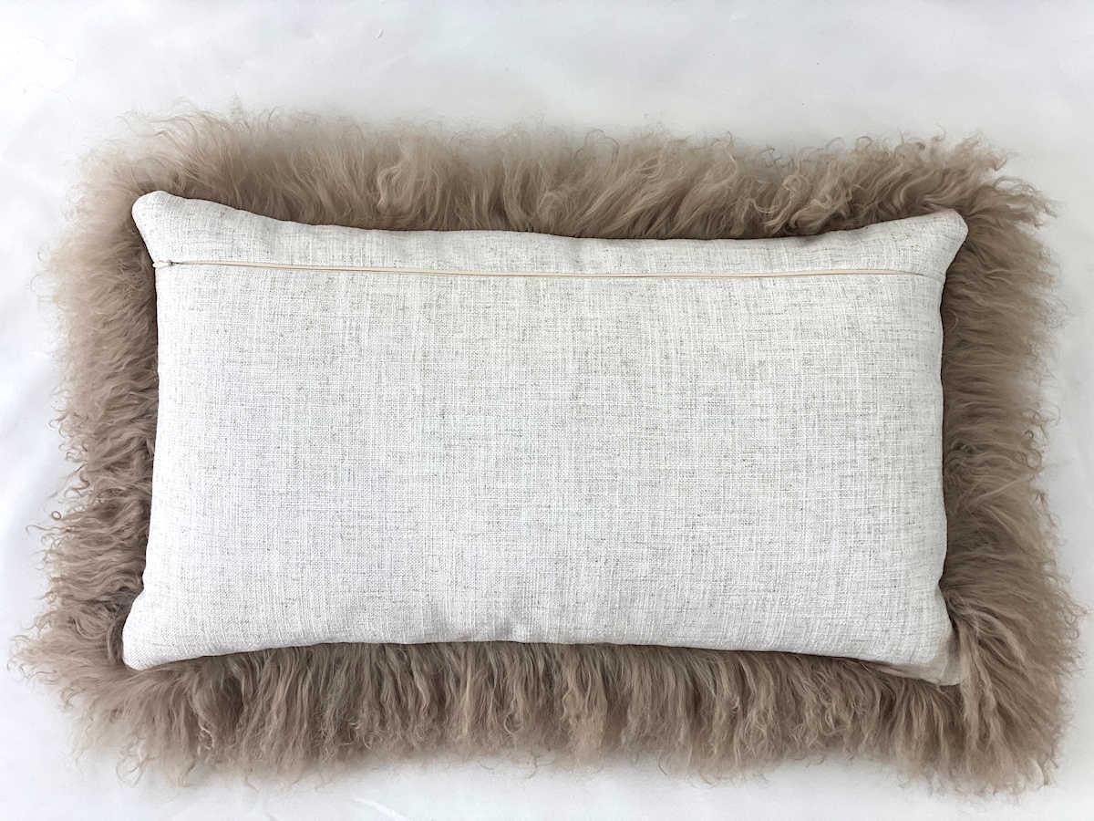 Complétez votre intérieur avec ce séduisant coussin lombaire en fourrure mongole brun noisette. Fabriquée à la main à partir de la meilleure peau de mouton de Mongolie, elle est d'une douceur extrême et ressemble à une fourrure.

Ce coussin