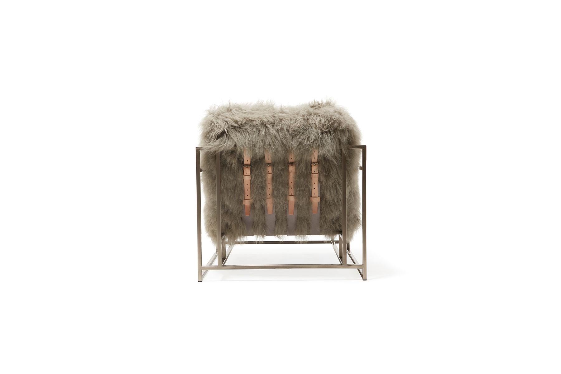 Mongolianischer Sessel aus grauem Schafsfell und antikem Nickel (Metallarbeit) im Angebot