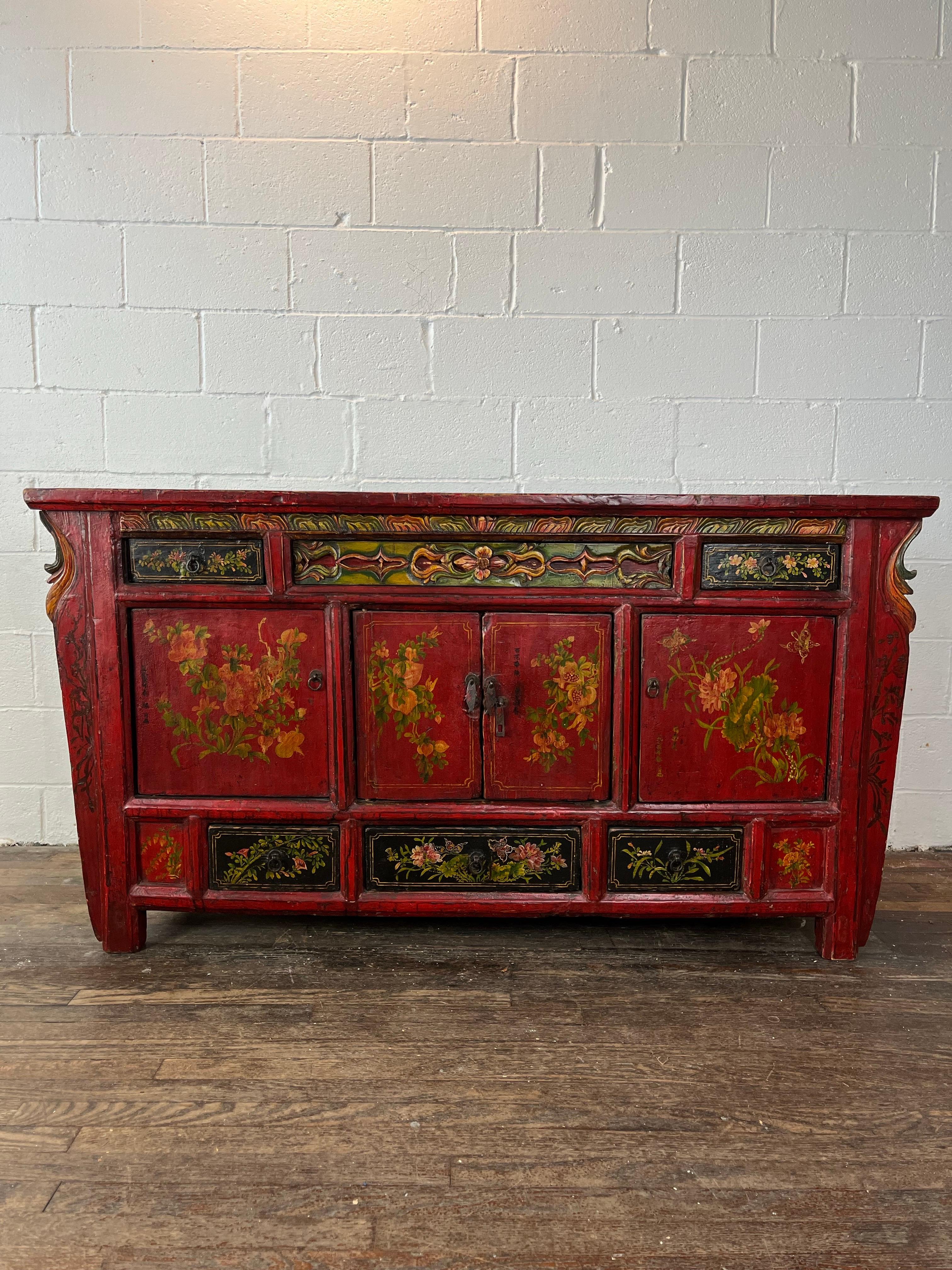 Ein antiker nordchinesischer/mongolischer rot lackierter Schrank. Dieser exquisite Schrank zeichnet sich durch eine leuchtend rot lackierte Fassade aus. Die Türen lassen sich öffnen und geben den Blick auf den Innenraum frei, der praktische