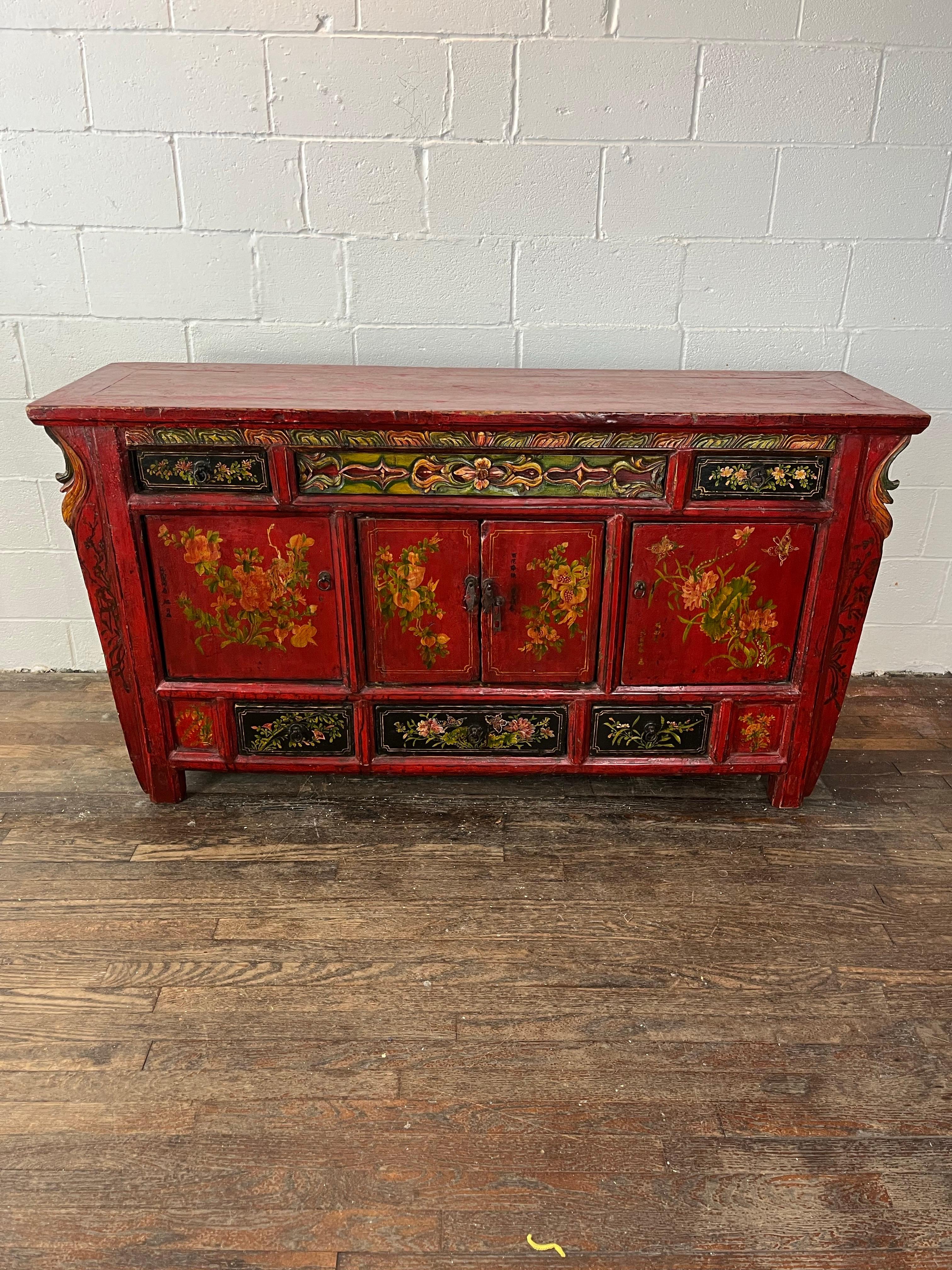 Mongolisch rot lackiertes Buffet mit handgemaltem Floraldekor (Chinoiserie) im Angebot