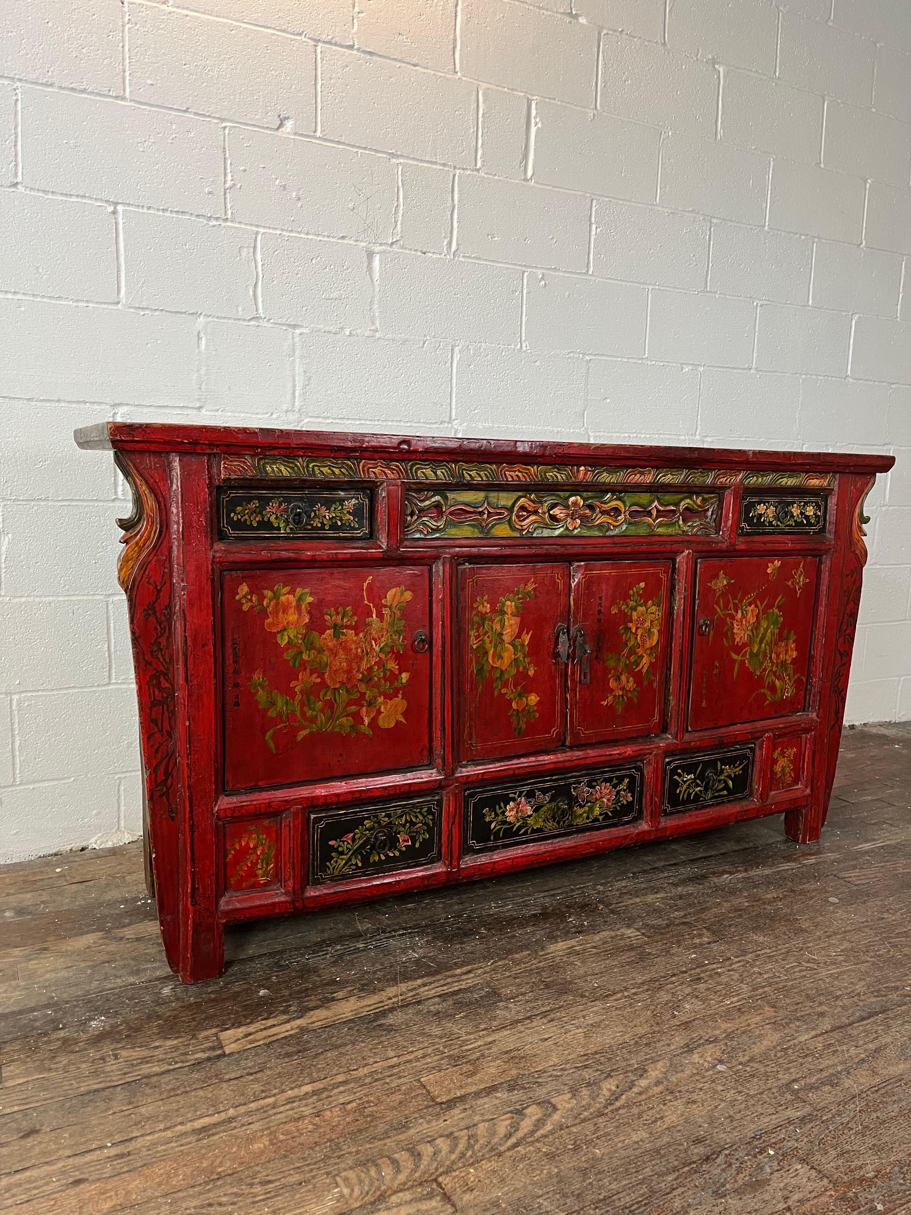 Mongolisch rot lackiertes Buffet mit handgemaltem Floraldekor im Zustand „Gut“ im Angebot in W Allenhurst, NJ