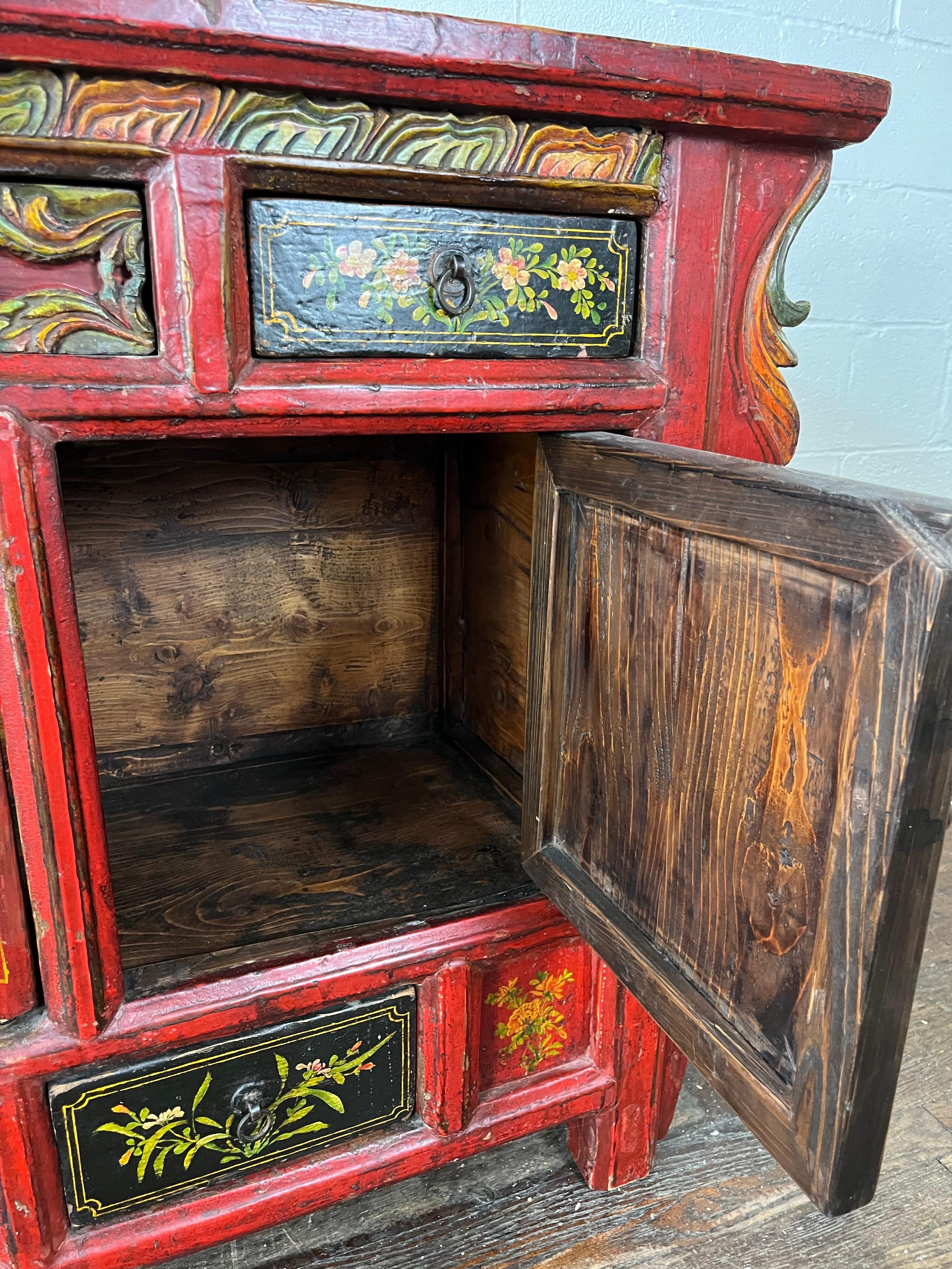 Mongolisch rot lackiertes Buffet mit handgemaltem Floraldekor im Angebot 1