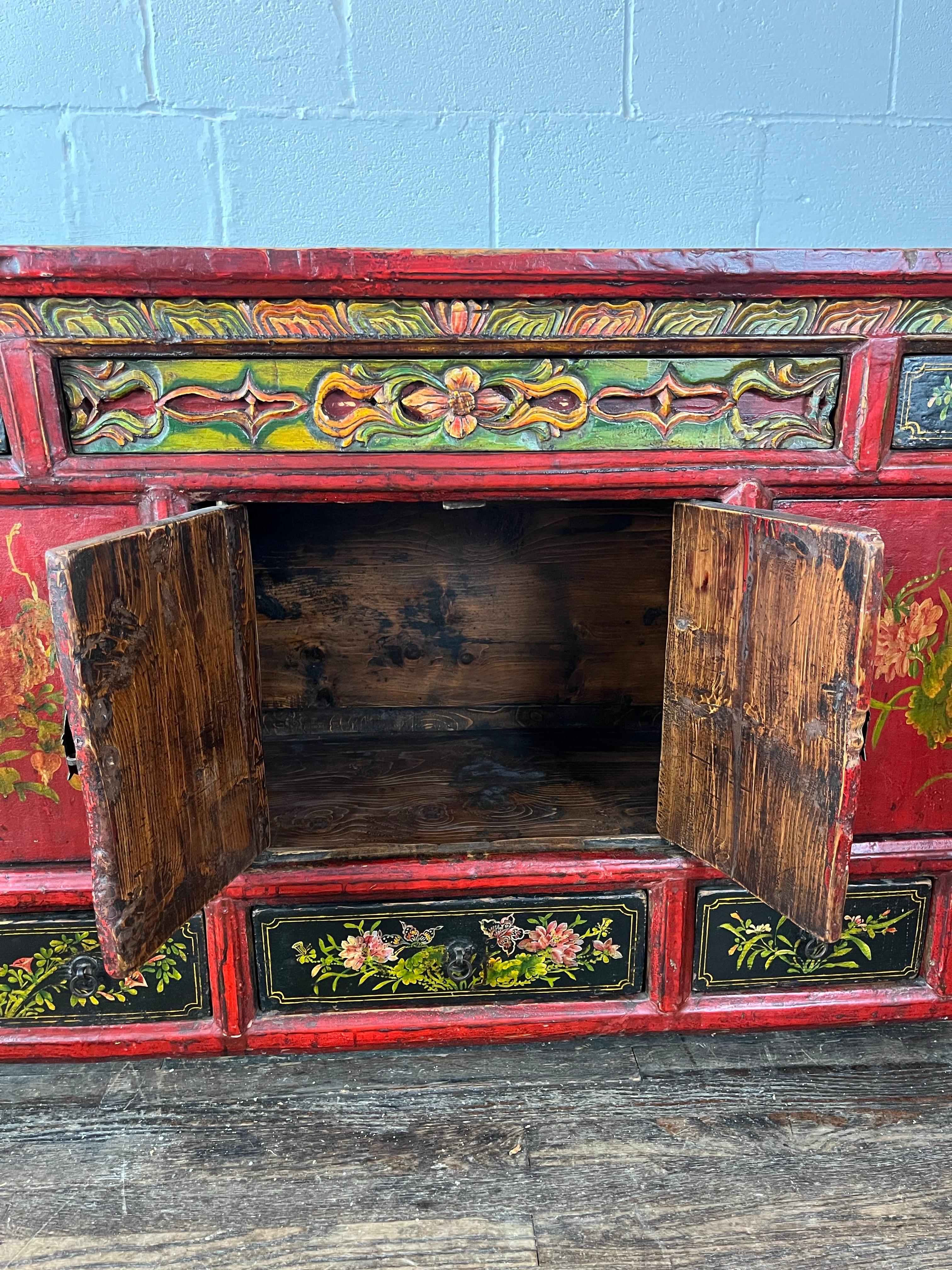 Mongolisch rot lackiertes Buffet mit handgemaltem Floraldekor im Angebot 2