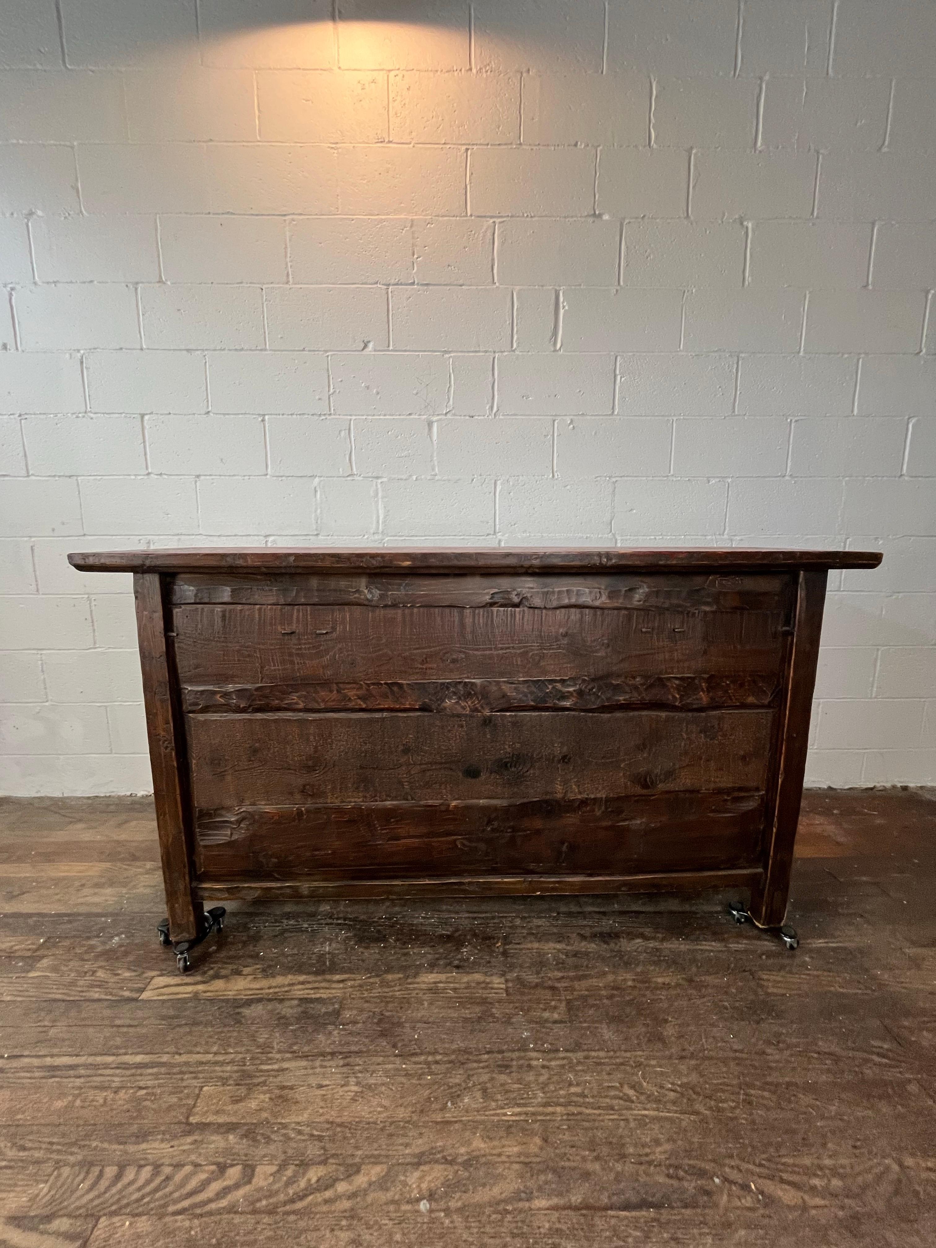Mongolisch rot lackiertes Buffet mit handgemaltem Floraldekor im Angebot 3