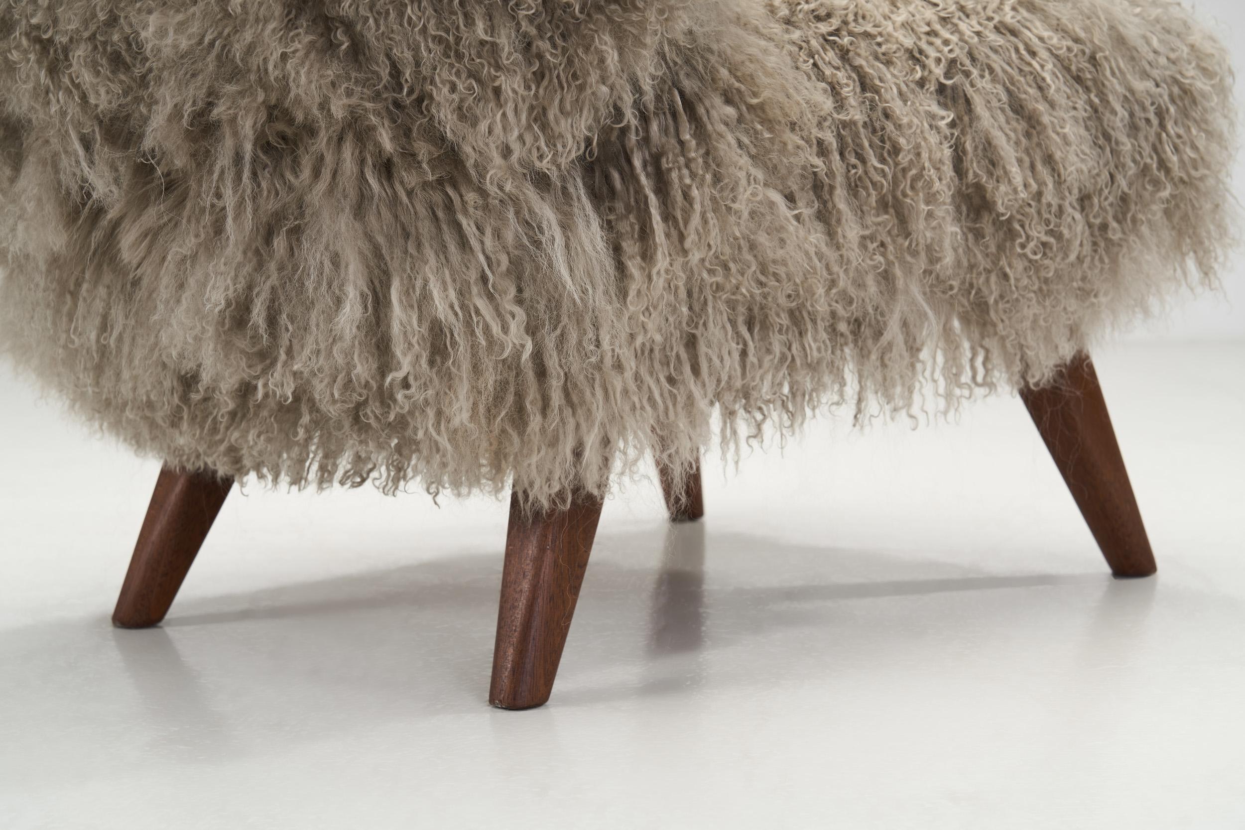 Mongolianischer Sessel aus Shearling mit konisch zulaufenden Holzbeinen, Europa ca. 1950er Jahre im Angebot 3
