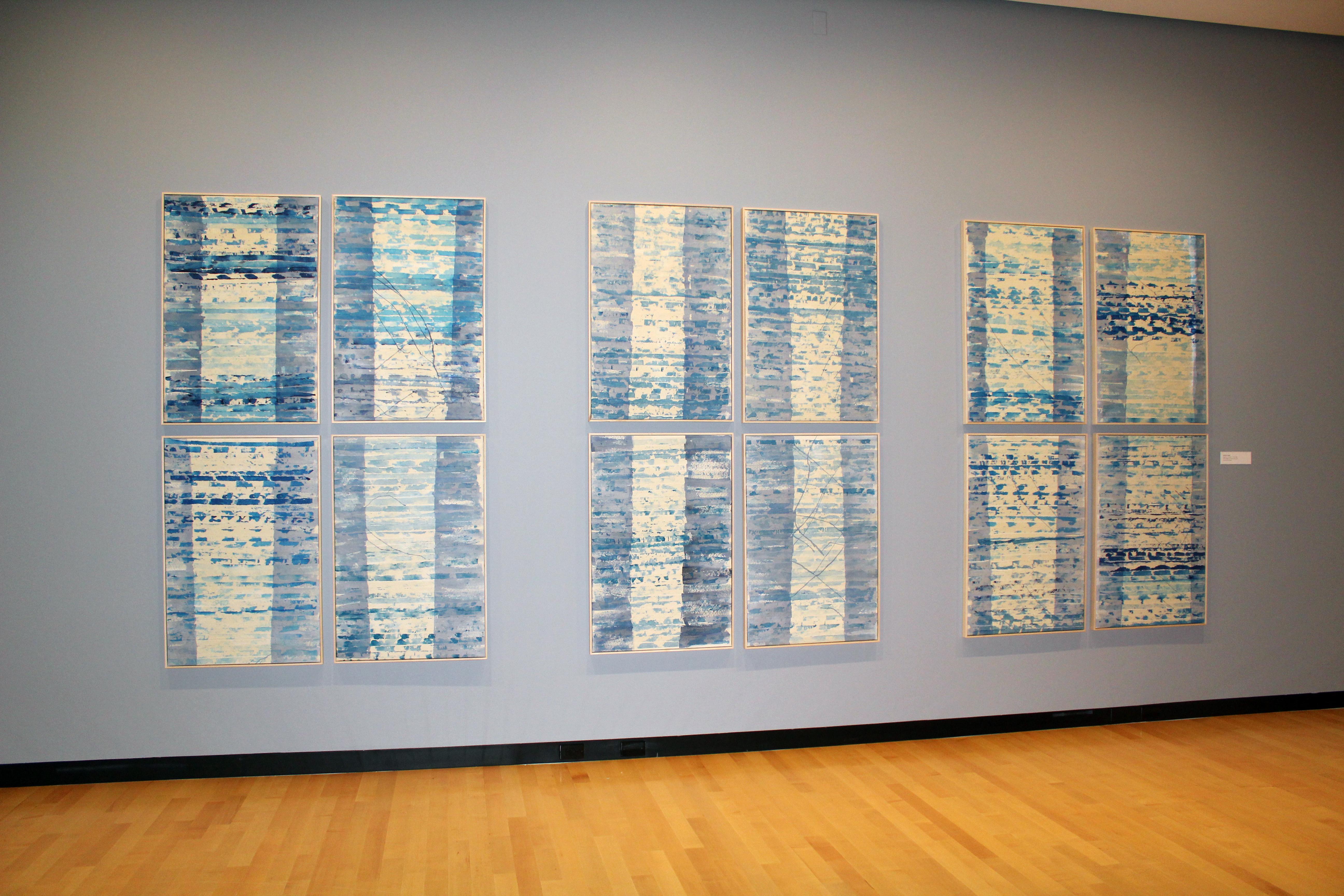 Set von 12 zeitgenössischen gerahmten abstrakten Gemälden in Blau und Weiß aus der Museumssammlung – Painting von Monica Angle