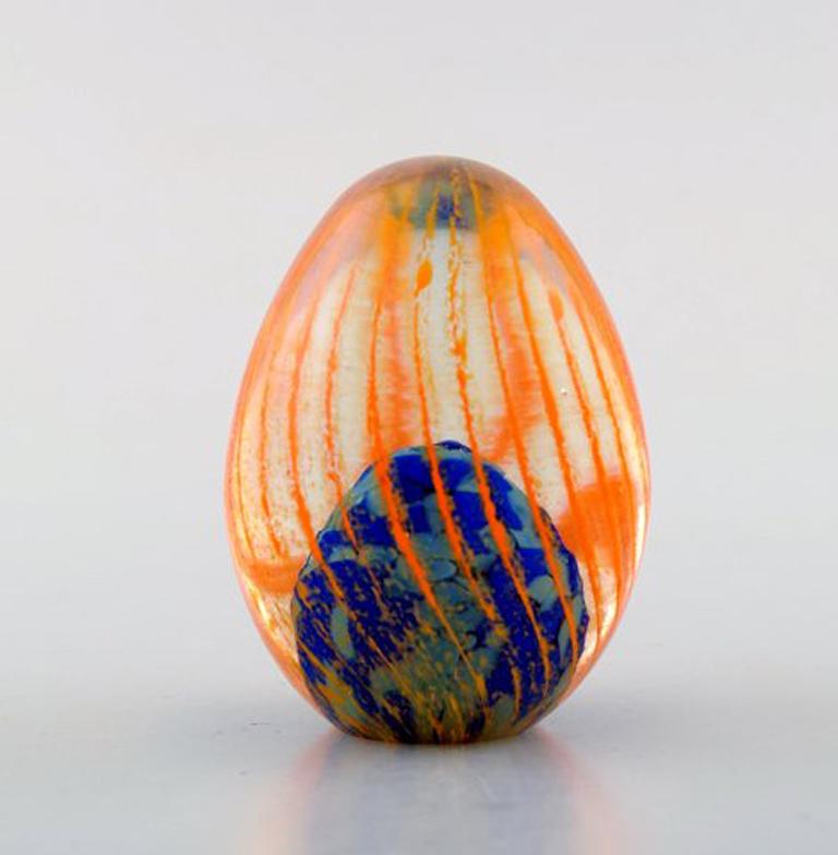 Monica Backström for Kosta Boda, Sweden. Eggs in clear mouth blown art glass decorated with orange stripes. Swedish design 1980s.
Measures: 6.5 x 4.7 cm.
In perfect condition.
Signed.