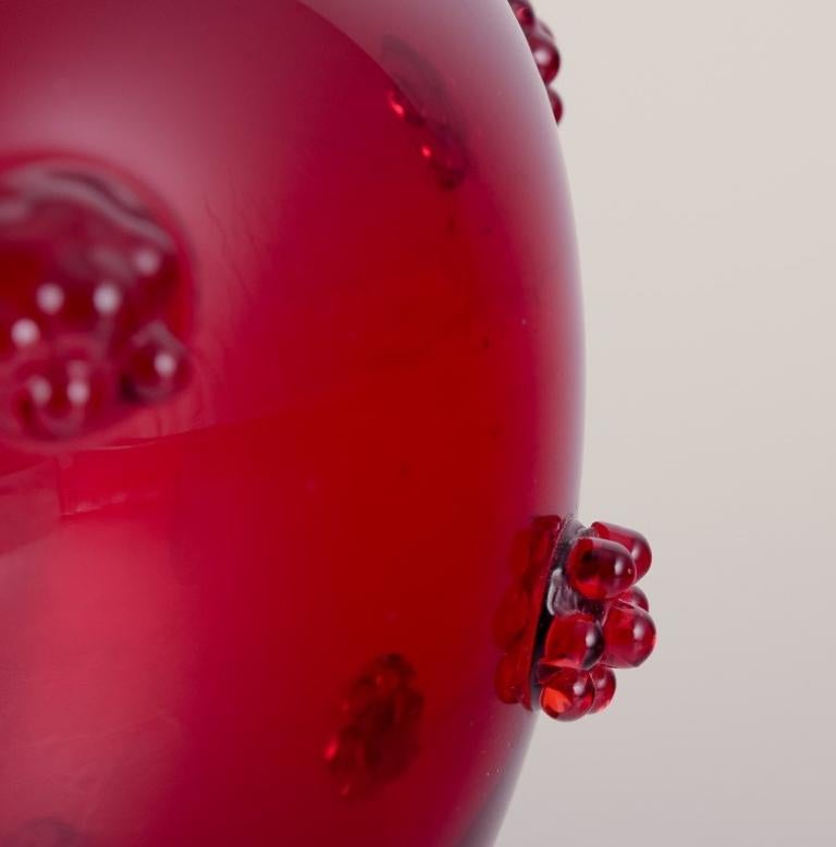Suédois Monica Bratt. Vase en verre d'art rouge foncé. Modèle : 