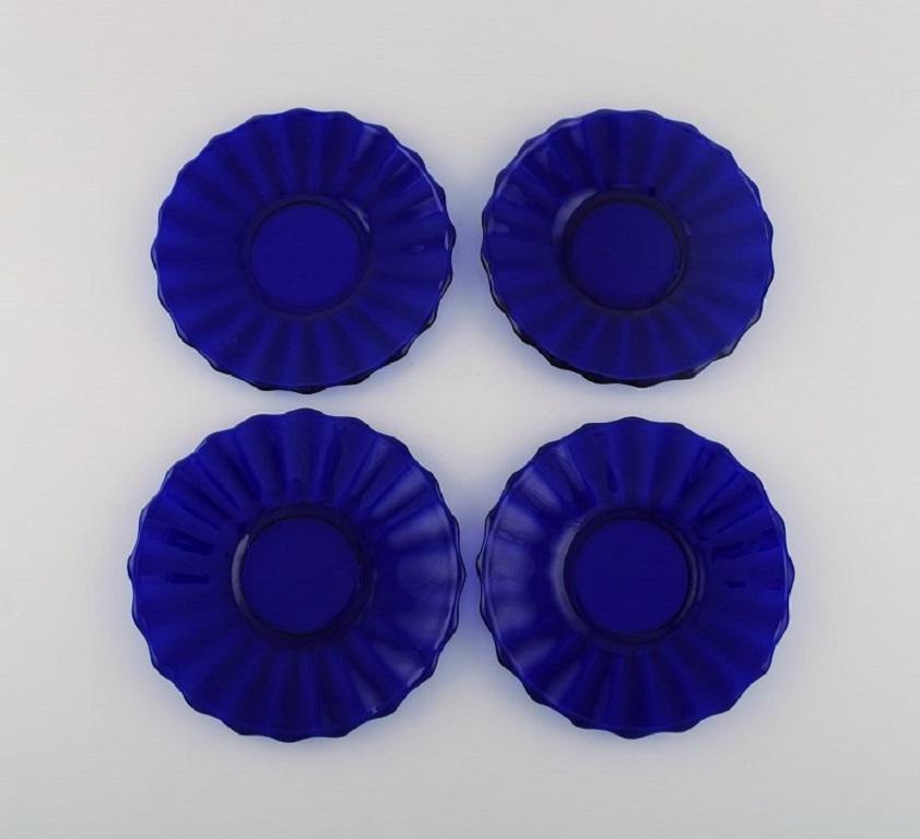 Scandinave moderne Monica Bratt pour Reijmyre, 10 assiettes en verre d'art soufflé à la bouche bleu en vente