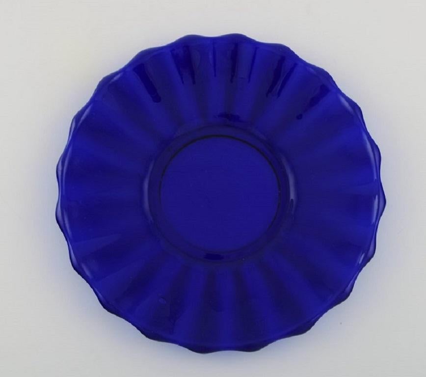 Suédois Monica Bratt pour Reijmyre, 10 assiettes en verre d'art soufflé à la bouche bleu en vente