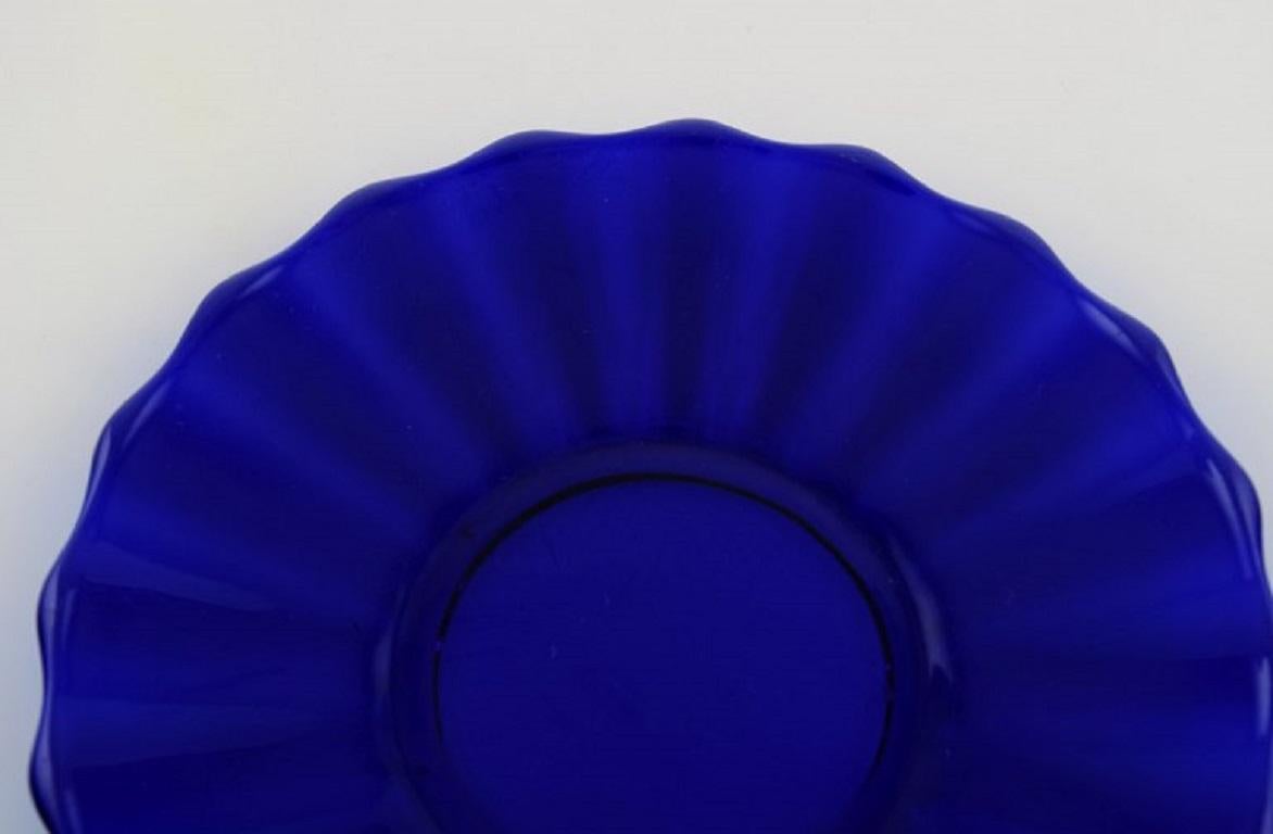 Verre d'art Monica Bratt pour Reijmyre, 10 assiettes en verre d'art soufflé à la bouche bleu en vente