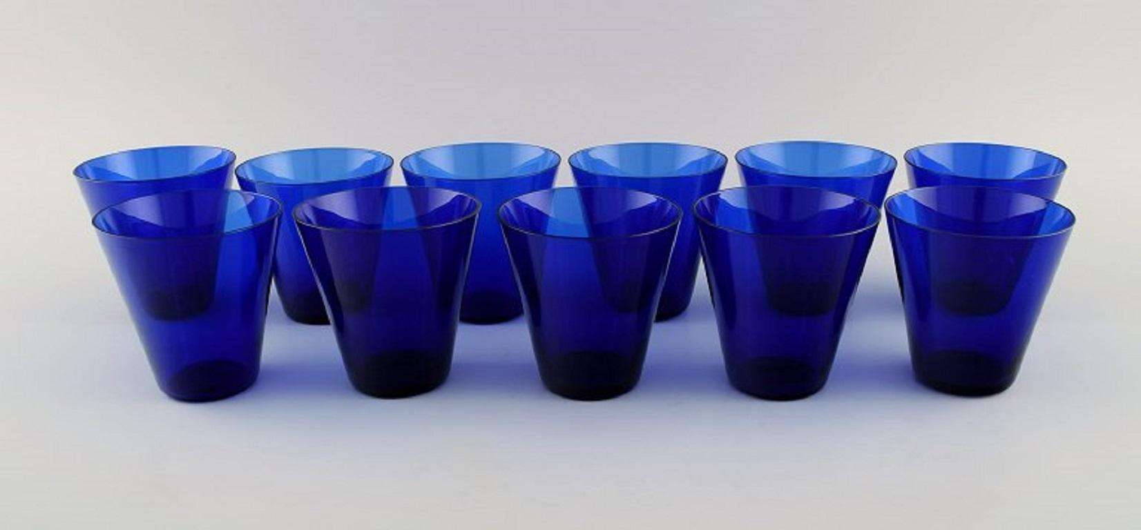 Monica Bratt para Reijmyre. 11 vasos de agua de vidrio soplado azul. 
Diseño sueco, mediados del siglo XX. 
Medidas: 8,6 x 8,6 cm.
En excelente estado.