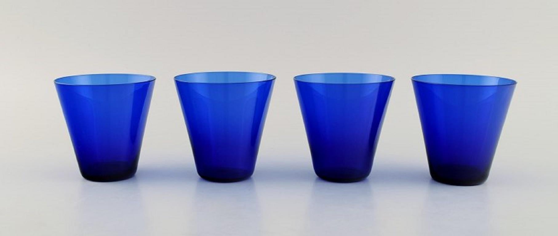 Monica Bratt para Reijmyre, 11 Vasos de agua de vidrio soplado azul Escandinavo moderno
