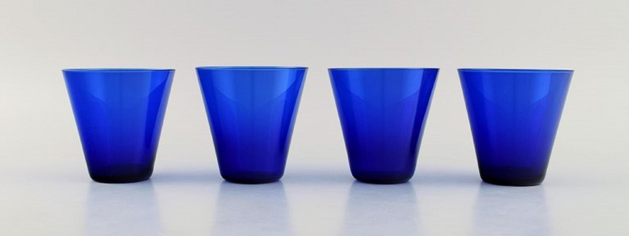 Monica Bratt para Reijmyre, 11 Vasos de agua de vidrio soplado azul Sueco