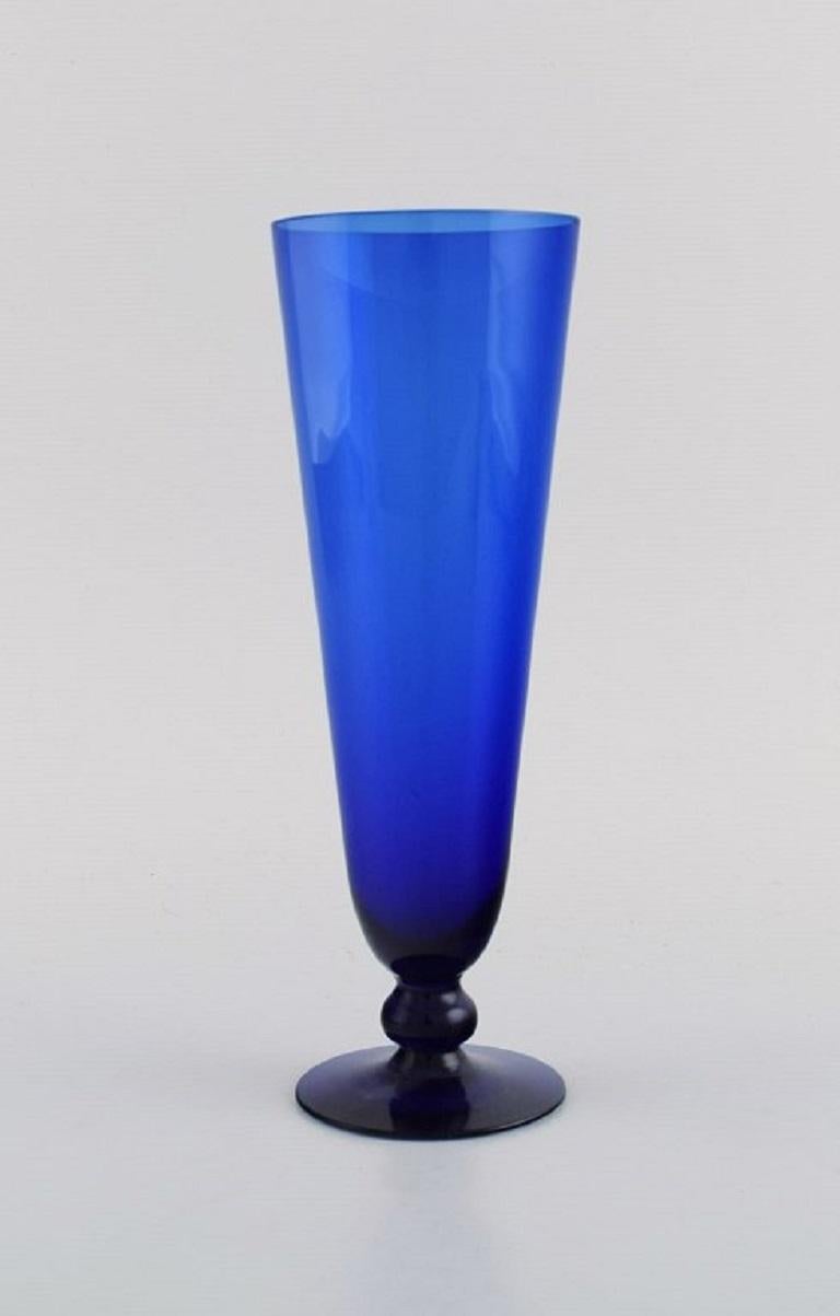 Monica Bratt pour Reijmyre. 15 flûtes à champagne en verre d'art soufflé à la bouche bleu. 1950s.
Mesures : 21 x 7 cm.
En parfait état.