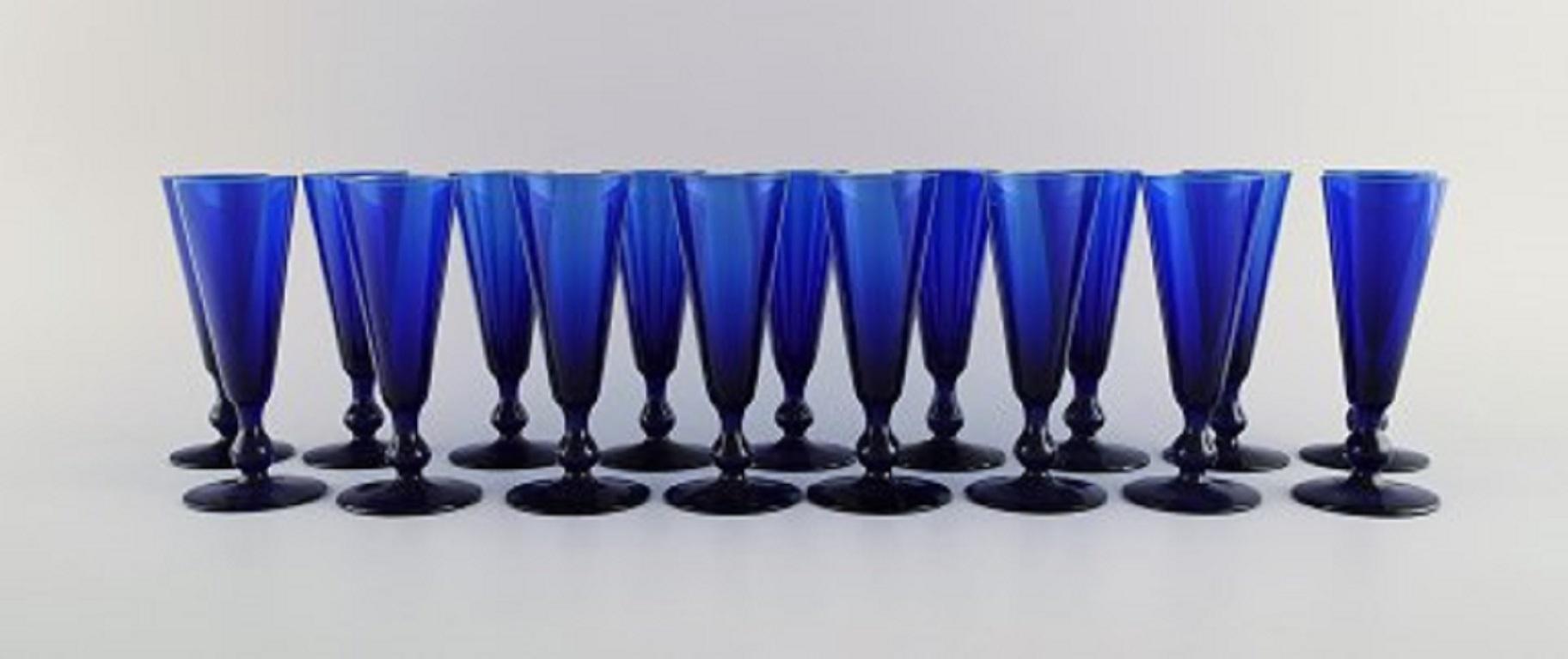 Monica Bratt for Reijmyre. 17 small cocktail glasses in blue mouth-blown art glass. 1950s.
Measures: 12.5 x 5.5 cm.
In excellent condition.