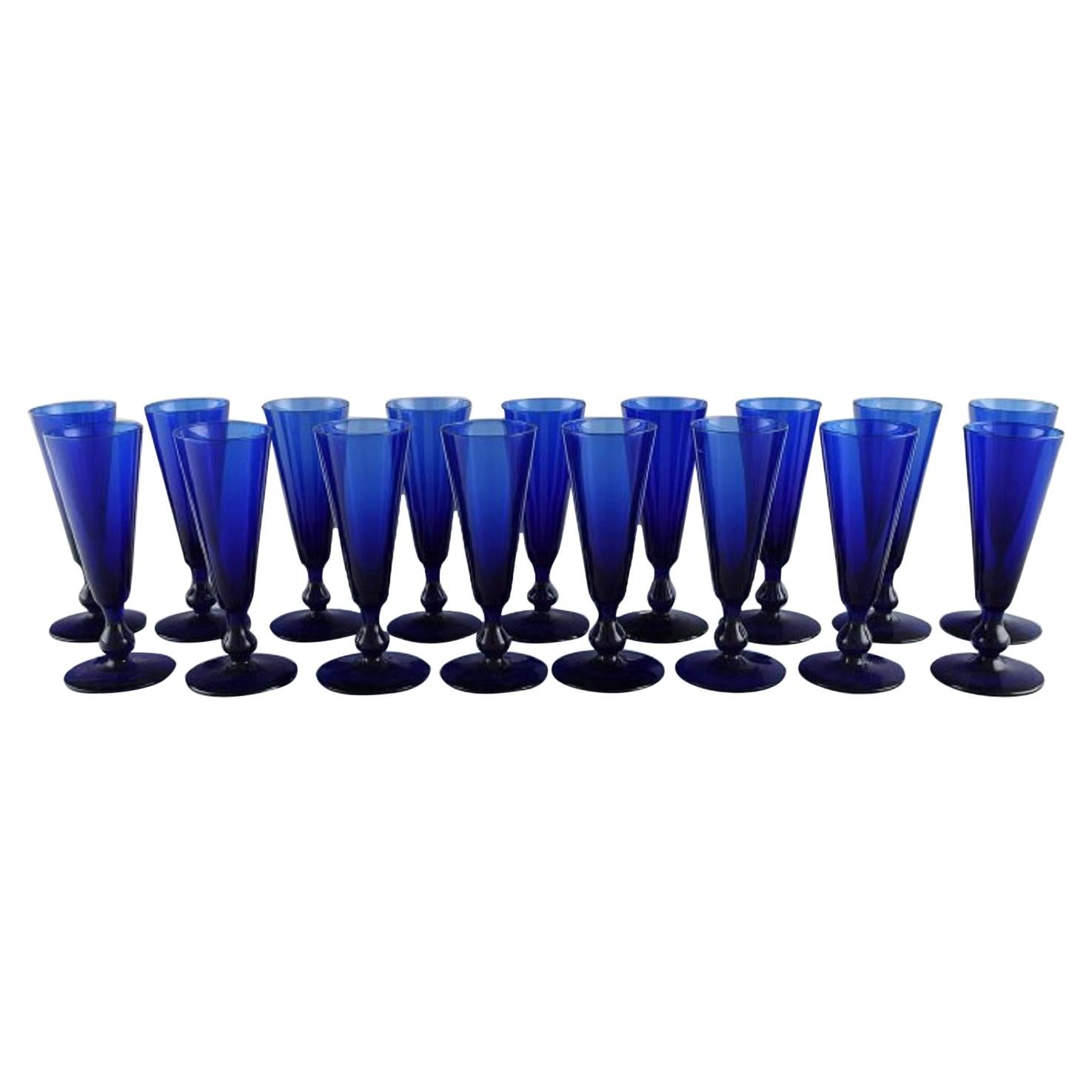 Monica Bratt pour Reijmyre, 17 petits verres à cocktail en verre soufflé à la bouche bleu