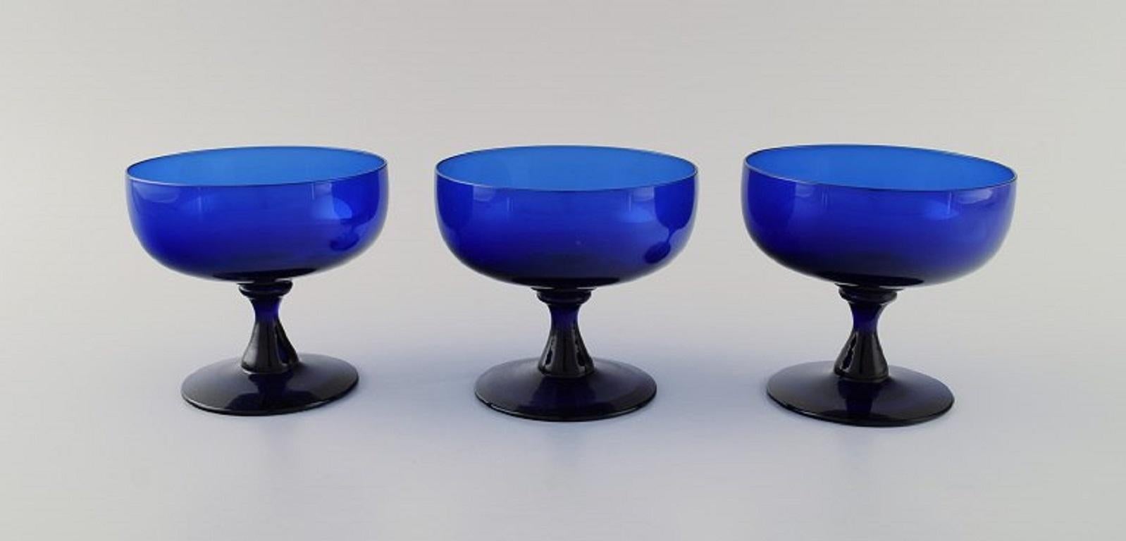 Scandinave moderne Monica Bratt pour Reijmyre, 9 verres en verre d'art soufflé à la bouche bleu en vente