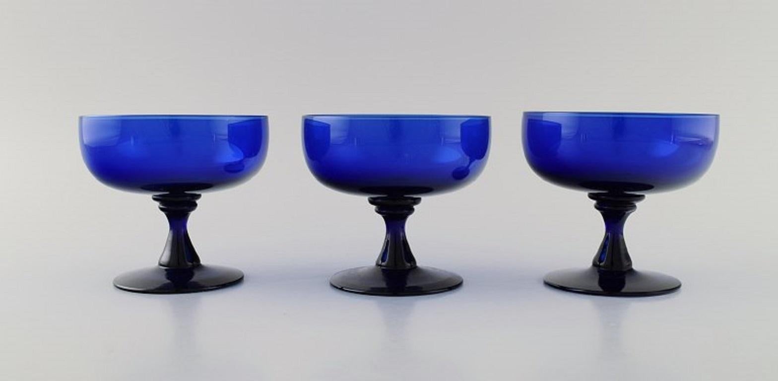 Suédois Monica Bratt pour Reijmyre, 9 verres en verre d'art soufflé à la bouche bleu en vente