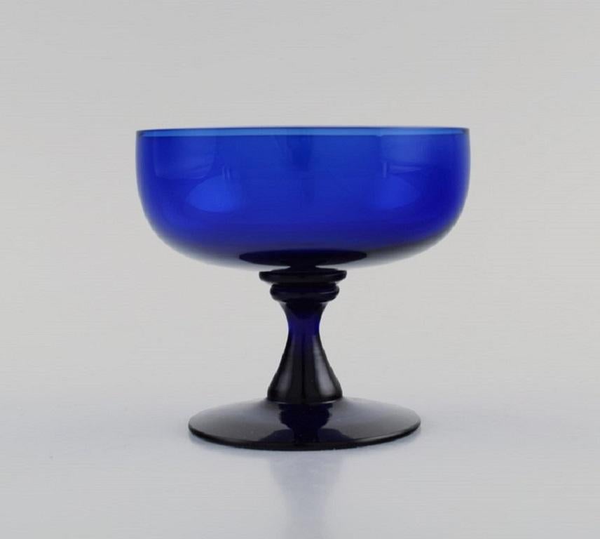 20ième siècle Monica Bratt pour Reijmyre, 9 verres en verre d'art soufflé à la bouche bleu en vente