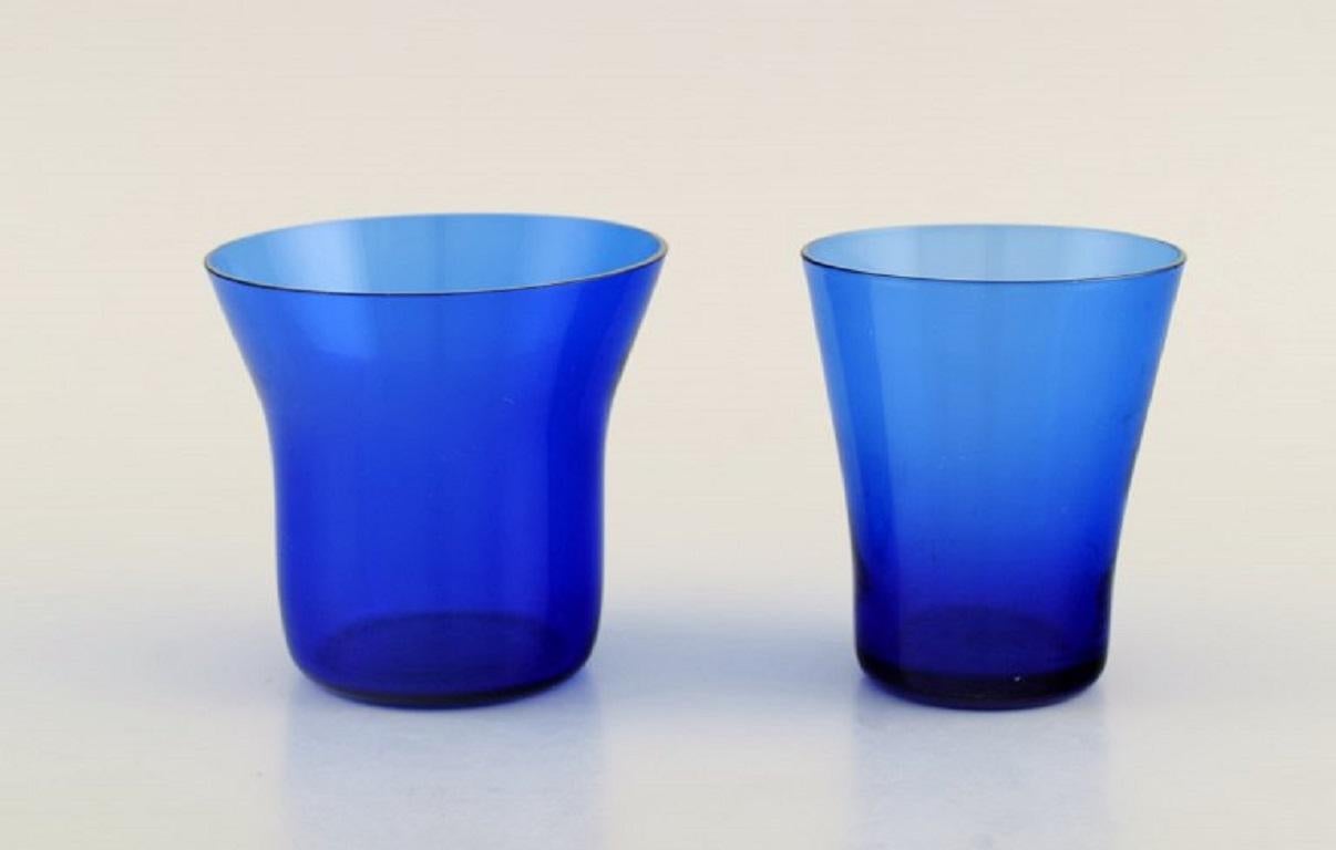 Scandinave moderne Cinq verres en verre d'art soufflé à la bouche bleu Monica Bratt pour Reijmyre en vente