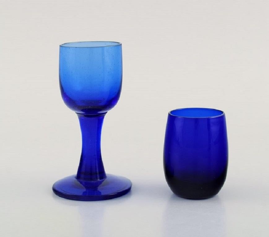 Suédois Cinq verres en verre d'art soufflé à la bouche bleu Monica Bratt pour Reijmyre en vente
