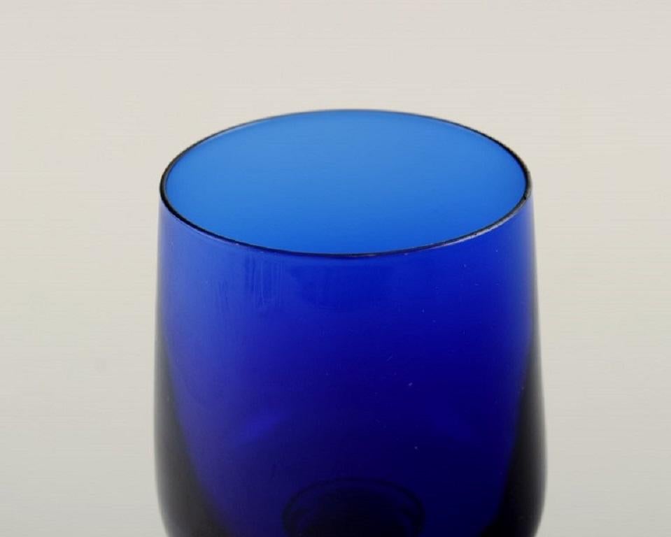 20ième siècle Cinq verres en verre d'art soufflé à la bouche bleu Monica Bratt pour Reijmyre en vente